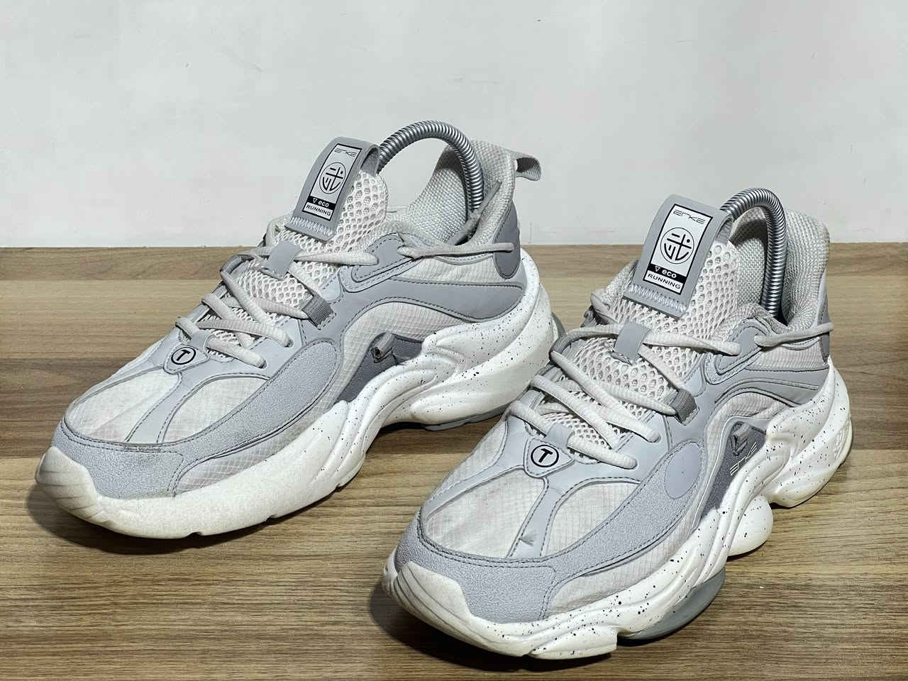 بسم الله الرحمن الرحيم
حذاء ماركة  ERKE 👟 (قطعة وحدة)
حـذاء رياضية وطبية 🏃🏻‍♂️
قـياس 40 ( 25 cm  ) مستخدمة 
ونظافتـها 90% مثل ما تشوفون 💫

السعـر 25 وي التوصيل 🚛
للطلب مراسله الصفحة او على الواتساب :
*********** 📞
