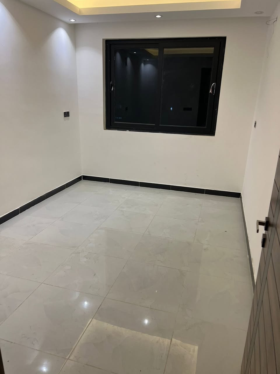 شقة ايجار وبسعر 400 الف 🤩
شقة للايجار في الدورة-حي دجلة-شارع 17 
ذات موقع متميز في الركن ✨
تحتوي الشقة على: 
غرفتين نوم 🛏️
مطبخ 🧑🏼‍🍳
حمام🛁
صالة 🪑
والصور الاتية من داخل الشقة🌹
والسعر 400الف قابل للتفاوض🎊
للاتصال والاستفسار عبر الرقم الاتي:***********
