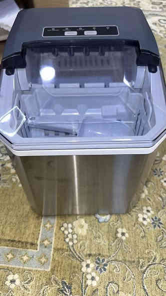 ماكنه صنع ثلج منزليه روعه تنطيك كل 6 دقائق 9 قطع من الثلج يعني ساعه وحده راح تنطيك 90 قطع من الثلج  يوجد توصيل لكل العراقق

….. 
***********واتساب
