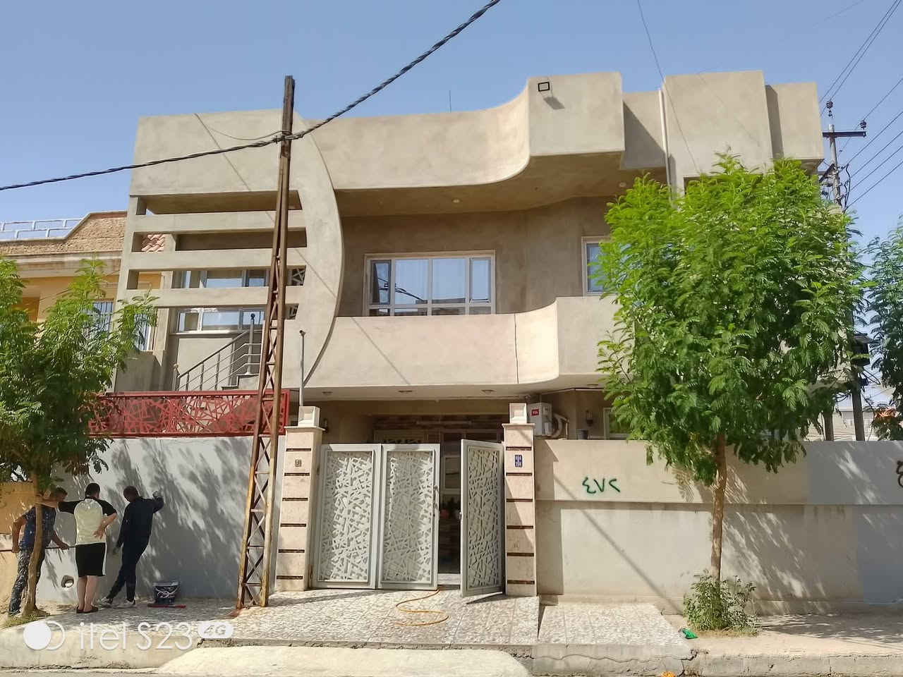 السلام عليكم يتوفر لدينا صبغ كافة المحلات والمنازل الحديثة والعمارات والمدارس والمولات شغلنا درجة أولى لدينا خبرة في العمل اكثر من 25 سنة صبغ داخل وخارج ومعالجة رطوبة الجدران وصبغ السطوح مانع الرطوبة الوتر ستوب وصبغ الابواب والشبابيك وشغلنا جودة عالية وأسعار مناسبة للاستفسار الاتصال على الرقم الموجود في المنشور ***********
