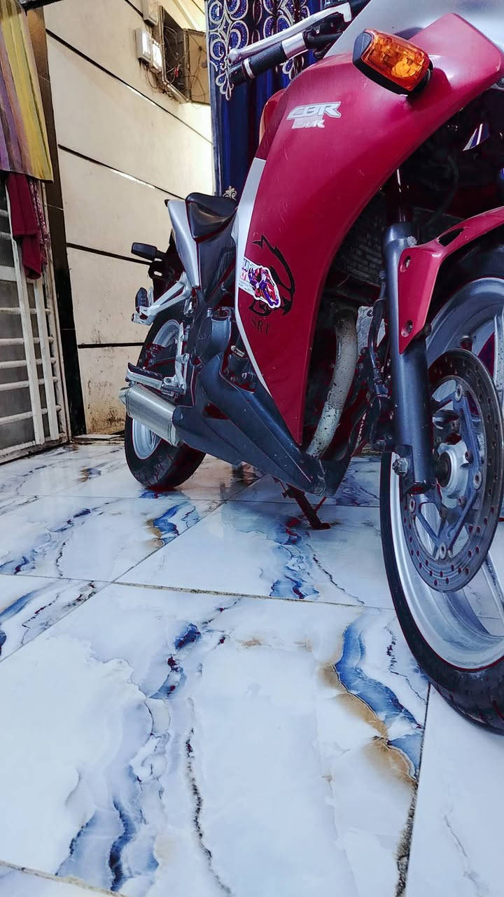 هوندا سي بي آر 250 آر (Honda CBR250R). 
المحرك والأداء

 سعة المحرك: 249.6 سي سي (سي سي) - سلندر واحد (أحادية الأسطوانة)، 4 صمامات.

 نوع التبريد: تبريد سائل (راديتر).

 القوة الحصانية: حوالي 26 حصان عند 8,500 دورة في الدقيقة.

 عزم الدوران: 23.8 نيوتن متر عند 7,000 دورة في الدقيقة.

 نظام الوقود: حقن إلكتروني (PGM-FI)

(الكير): 6 سرعات.

السرعه 120 

سعرها 15$$$ 

***********

وبيها مجال

 مراوس حسب القناعه

— في ‏‏بغداد‏‏.
