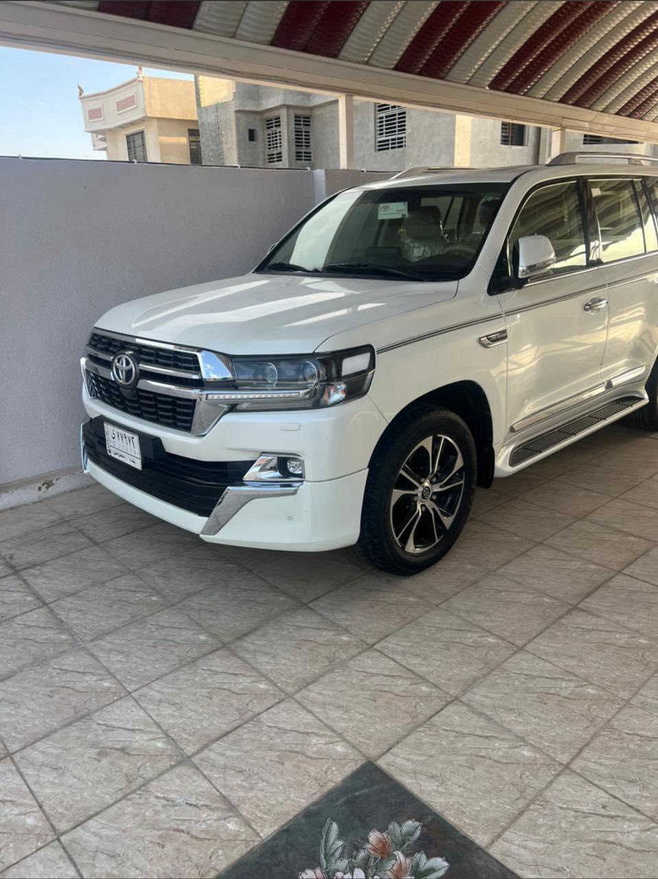 سلام عليكم
لاند كروز 2021 
السياره ماشيه ٦٧ ألف حقيقي 
عنواني حله شارع ١٠٠ 
الاتصال 
*********** 
***********
