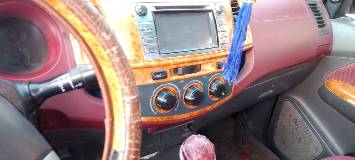 السلام عليكم هايلوكس موديل 12 مكفوله كفاله عامه سياره نظيفه بيه شي بصيط بكد شبر باب  سائق خسفه مثل ما واظحه بصوره قليل ماتبين بصوره رقم ميسان بسمي عنوان واسط قضاء الموفقيه التصال برقم ***********
