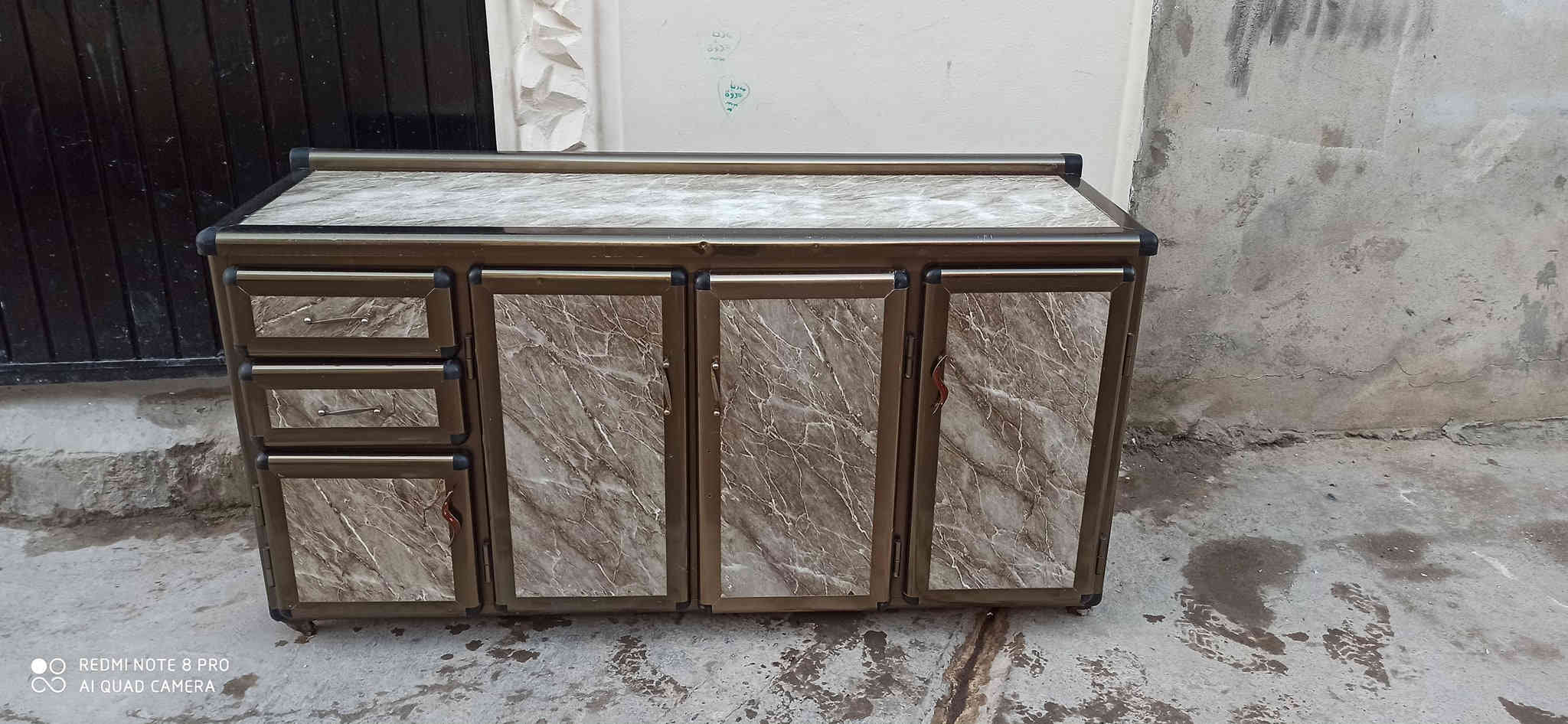 للبيع كاونتر أرضي شغل ثقيل نظافة 90% طولها متر و70 السعر 110 بي مجال مكان موصل رشيدية 
الرقم كورك ***********
اسيا ***********
