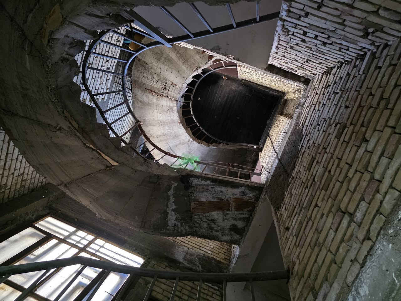 للبيع بيت مساحة بناء 100 متر بالسند طابو ,زراعي 25
بالواقع مساحتة ١١٠ 
يبعد عن حرم الامام العباس ٩٠٠ متر 
٦ دقايق مشي خلف شارع ميثم تمار مباشرا 
منطقة مخدومة و جيدة للسكن 
للتواصل ***********
