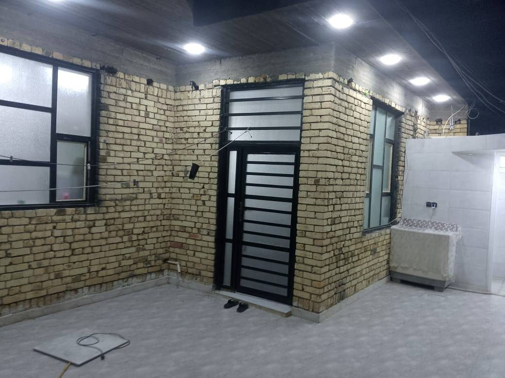 دار لبيع مساحه ٢٠٠ في منطقه حي  الحكيم قرب دبيه يتكون من غرفتين نوم وصاله وهول داخلي ومطبخ بارد+حار وصحيات خارجيه وداخليه سيراميك دراجه اوله وخلاطات دفن نضام حديث هاتف ***********
