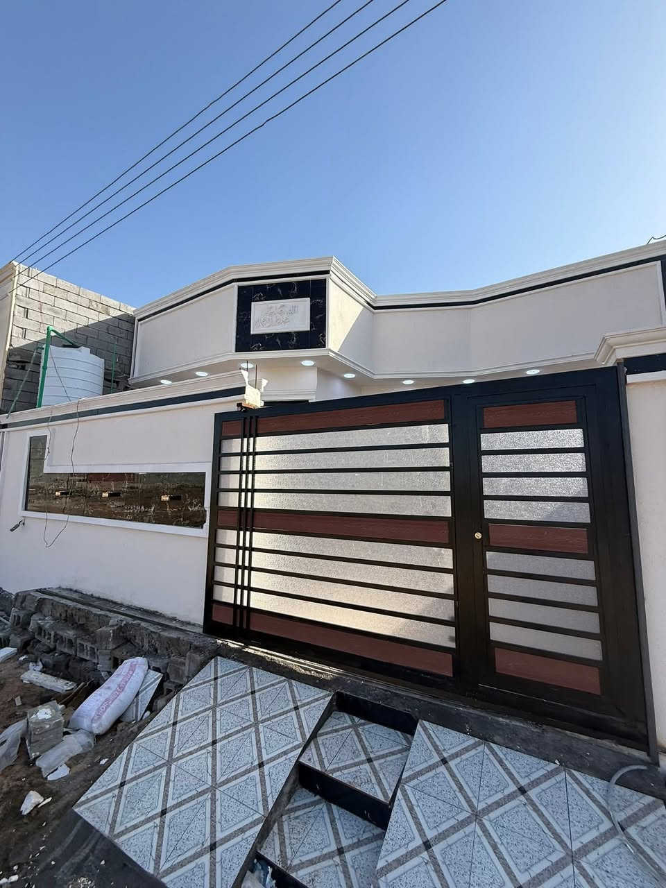 #اسعد_الله_أوقاتكم_بكل_خير👋⁉️
دار سكن للبيع ⛪️ بسعر بلاااش 

#المساحه :: 200 متر  بناء حديث بعده بل جيس

#يحتوي البيت على غرفتين نوم 

و ديوان 

و صاله 

و مطبخ 

و صحيات داخلي و خارجي و كراج سياره 

بيت كلش مرتب 

كافه الخدمات متوفره 

#جنس_العقار :: طابو صرف زراعي بأسم عراقي سند ٢٥ راعي لارض ساكن نفس المنطقه 

#العنوان ابو الخصيب  شارع ابو كوصره 

يبعد عن شارع ابو كوصره 50 او اقل 

#السعر 112 مليون  و بي مجال 

#للاستفسار الاتصال على الهاتف 📞📳

📳***********📳
