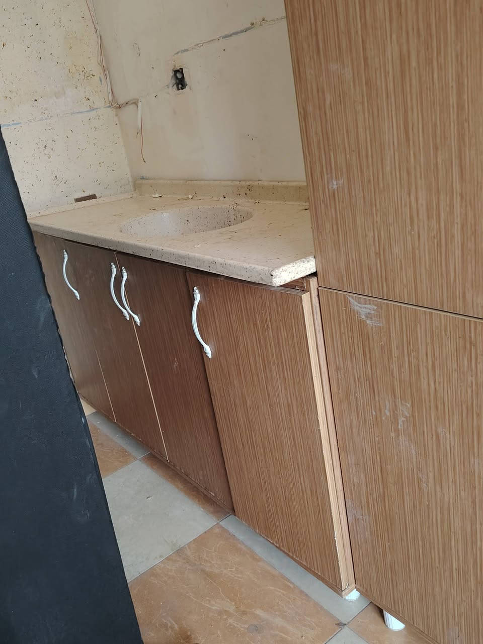 سلام عليكم كاونتر للبيع مترين ونص حيل نضيف اخو الجديد مابي اي نقص ولاعيب 3 قطع مكاني ***********
