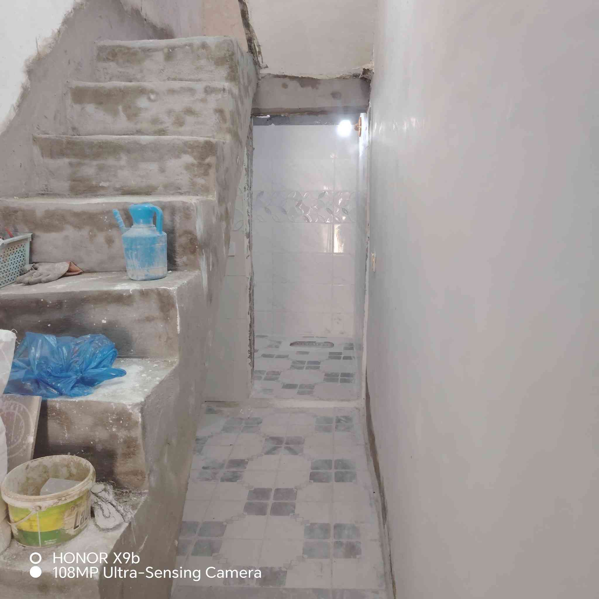 سلام عليكم يوجد بيت ايجار  100 متر شارع المطار الجديد يم مخبز بغداد  قريب على شارع العام  غرفة وصاله ومطبخ وستقبال وصحيات بره وجوه وبعد بيه هواي  تفاصيل  مكتب الصدرين  ***********
