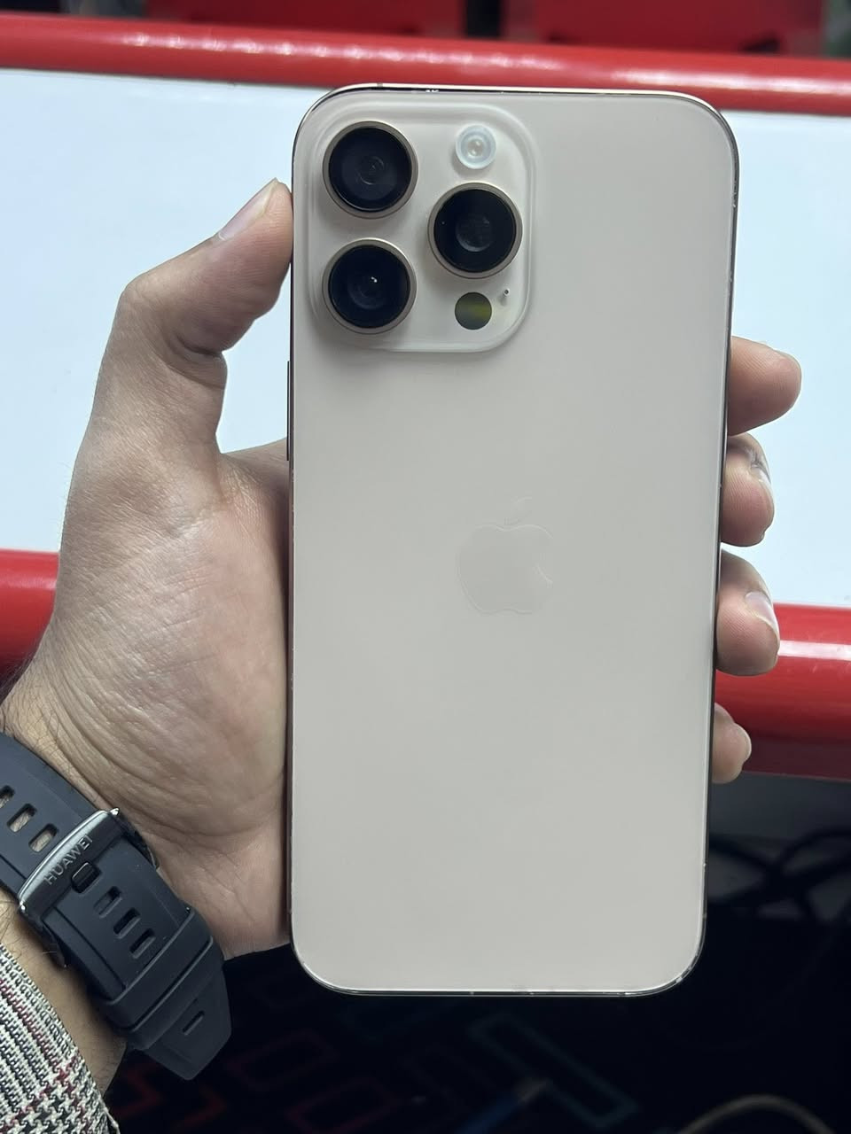 ايفون 16 برو ماكس
ذاكره 256
بطاريه 100 
ماستر ملحقات كامله 
مشحون ٧٠ مره 
فقط مستبدل شاشه وضهر اصليه 100%
فيس إيدي شغال 

السعر  800 بيه مجال 

***********
