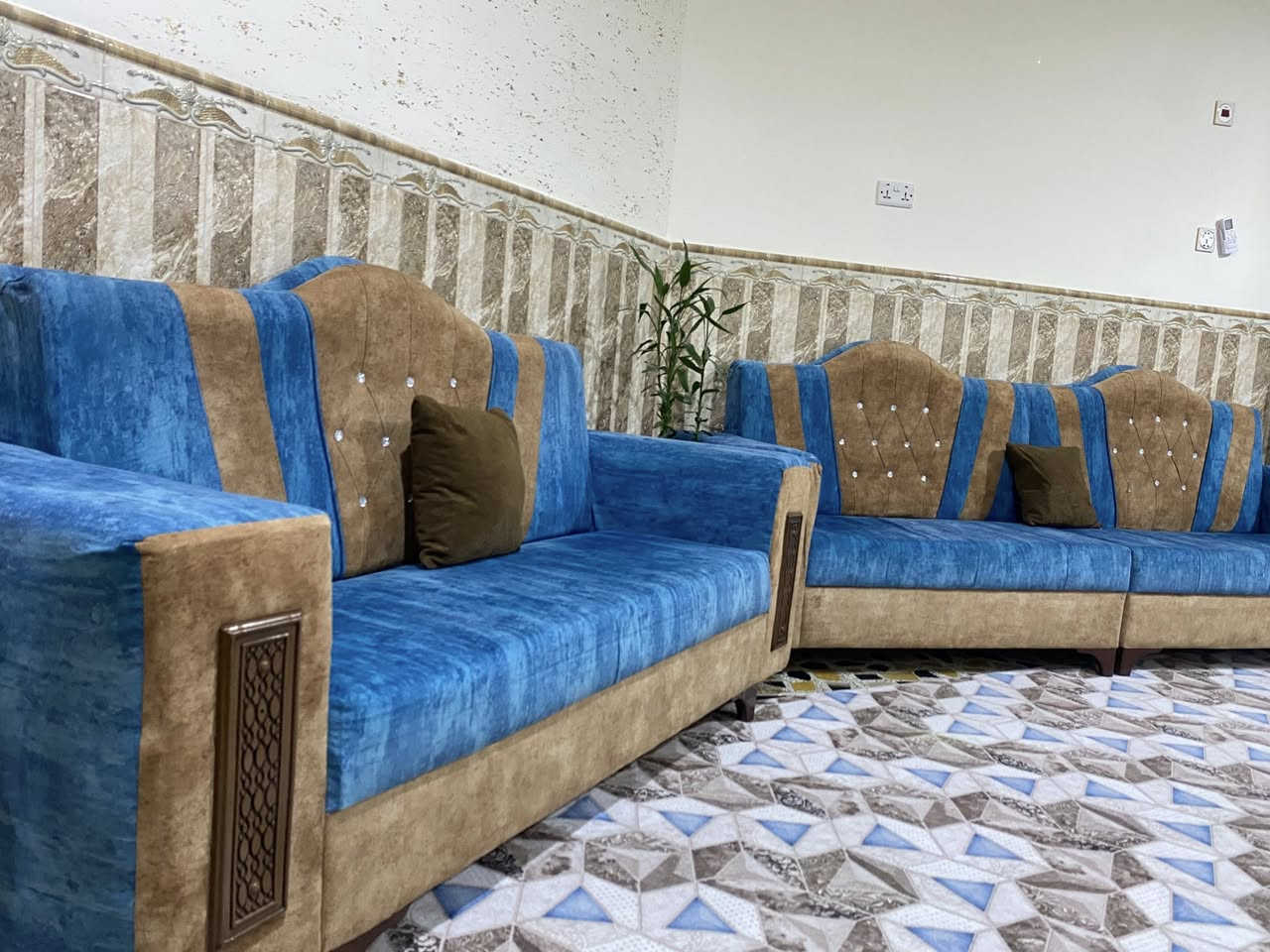 السلام عليكم 
تخم قنفات 14 مقعد مع الستائر للبيع 
السعر 550 وبي مجال 
للاستفسار الاتصال ع الرقم :
 ***********
