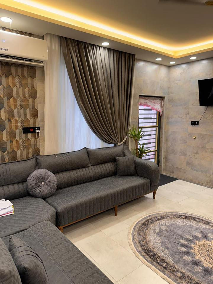 السلام عليكم 
دار جديد  للبيع 🏠 
موقع الدار  الكوفة -   مجمع سفير الامام الحسين ؏ - 
تفاصيل البيت : بناء البيت والخريطة تختلف عن باقي بيوت المجمع بي اضافات تغير سيراميك وماء وكهرباء وبيبان خشب وشبابيك وسقوف وتأسيس خريطة طابق ثاني 
المساحة 200م 
مطبخ
استقبال
غرفتين نوم
صالة 
صحيات بالداخل والخارج
كراج سيارة
حديقة 
مكشوفات ٢

خدمات جيدة : كهرباء ٢٤ ساعـة 
 الدار جاهز للسكن 

يبعد 300  متر عَنْ كورنيش الكوفة 
يبعد 1 كيلوا عن مسلم بن عقيل عليه السلام 
السعر الكلي215
السعر : 160  مليون  +  55 مليون للشركه تسدد  اقساط بالشهر400 
للاستفسار اتصل على الرقم واتساب +  
***********
البيت جاهز متبقي بالمجمع فقط التبليط مال شارع

ڪُل الخدمات موجودة وقريبة

بانزين خانة 
مدارس ابتدائية . متوسطة . اعدادية 
قريب عَلَىٰ الشط 
قريب عَلَىٰ جسر الحديد وجسر الكوفة 
يبعد عَنْ مسجد الكوفة مشي تقريبًا 15 دقيقة بحدود كيلوا واحد ﺎَو اقل 
مركز صحي
