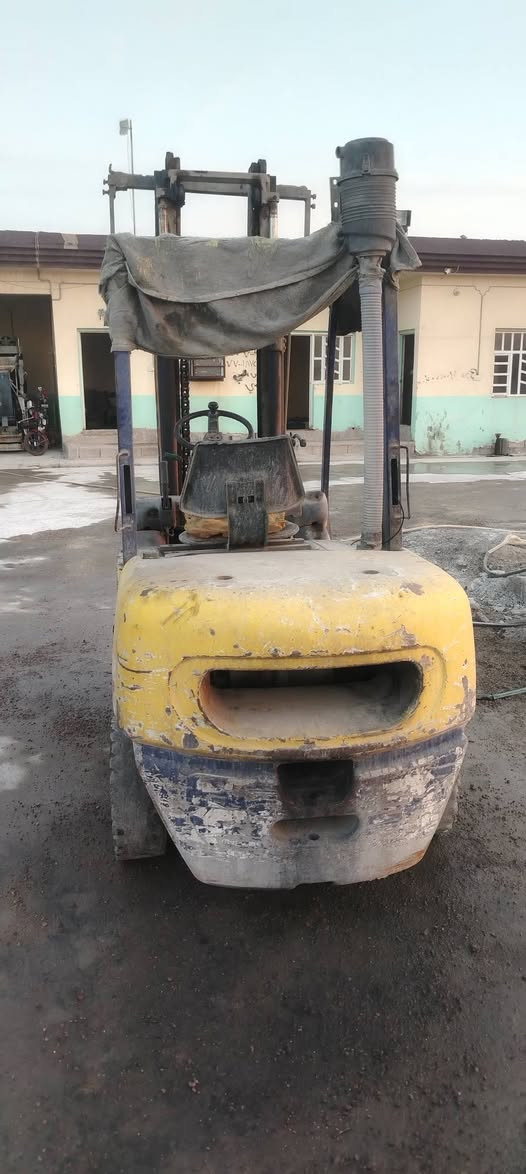 رفعه كوماتسو 3 طن ***********
