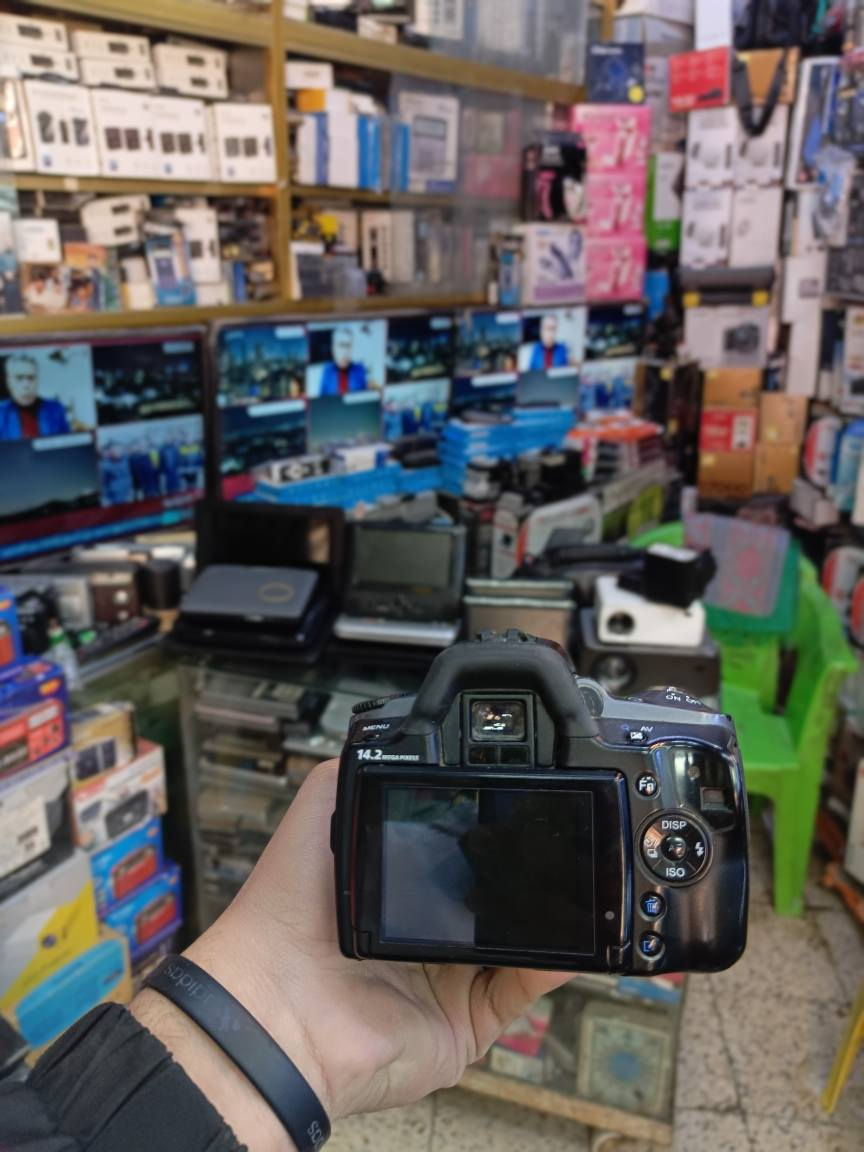 كامره سوني اصليه a380 ملحقاته كامله عدسه 55.200.وعدسه ثانيه 18.55
ملحقاته الاصليه شاحنه جنطه جديده ورام اصلي جديد وحزام كتف 
*********** بغداد, العراق
