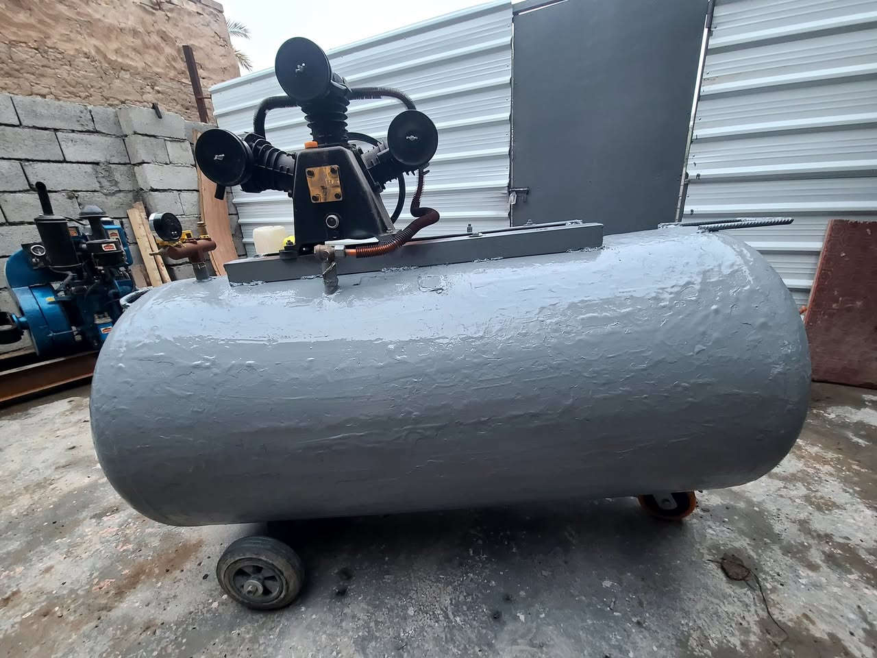 كمبريسر ٤٠٠ لتر كامل بس يحتاجله ماطور تاروسه ٣ بستم جديده العنوان ديالى بلدروز
***********
