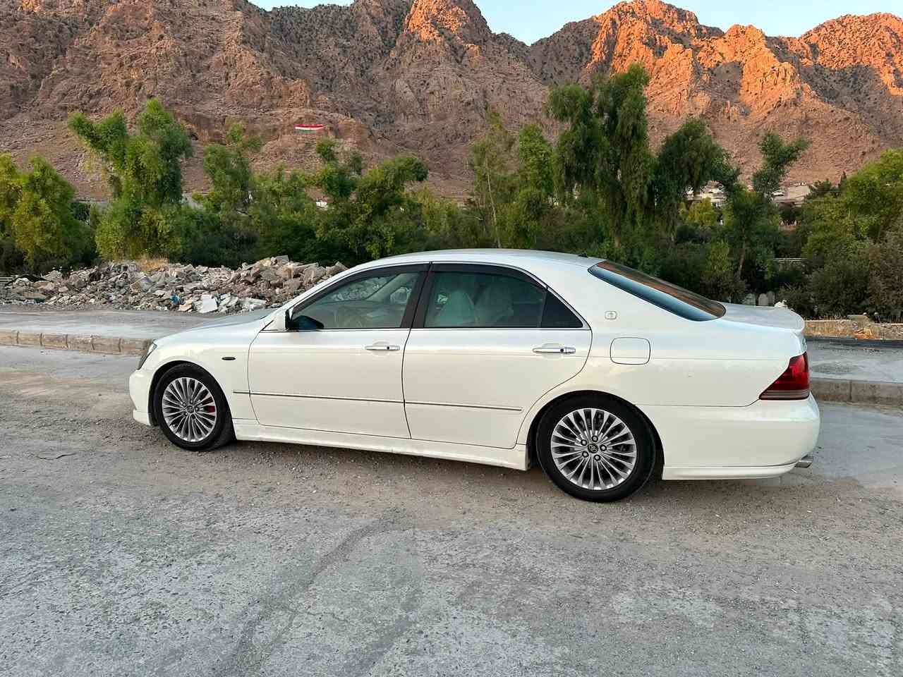 بەناوی خوای گەورە و میهرەبان 
Toyota crown 
2005 
182 

کۆدم بۆ کردوە 
 بڕاوەیە سەیارەکە ۳ دوگمەیە ناو ڕەشە جڵد نیە بۆیاخ کەڤەر گۆڕاو دەحم و لێدراو بە شەرت بەس شوێن موسەکانی بۆیاخە كامل مەسرەف کراوە شوێن بڕاوەکەشم لەعیم کردۆتەوە یەک دینار مەسرەفی تێدا نیە تا بڵێ سەیارەکە جوانە  
سعری 52 وەرقە و مەجالێکی زۆر کەم 
***********
