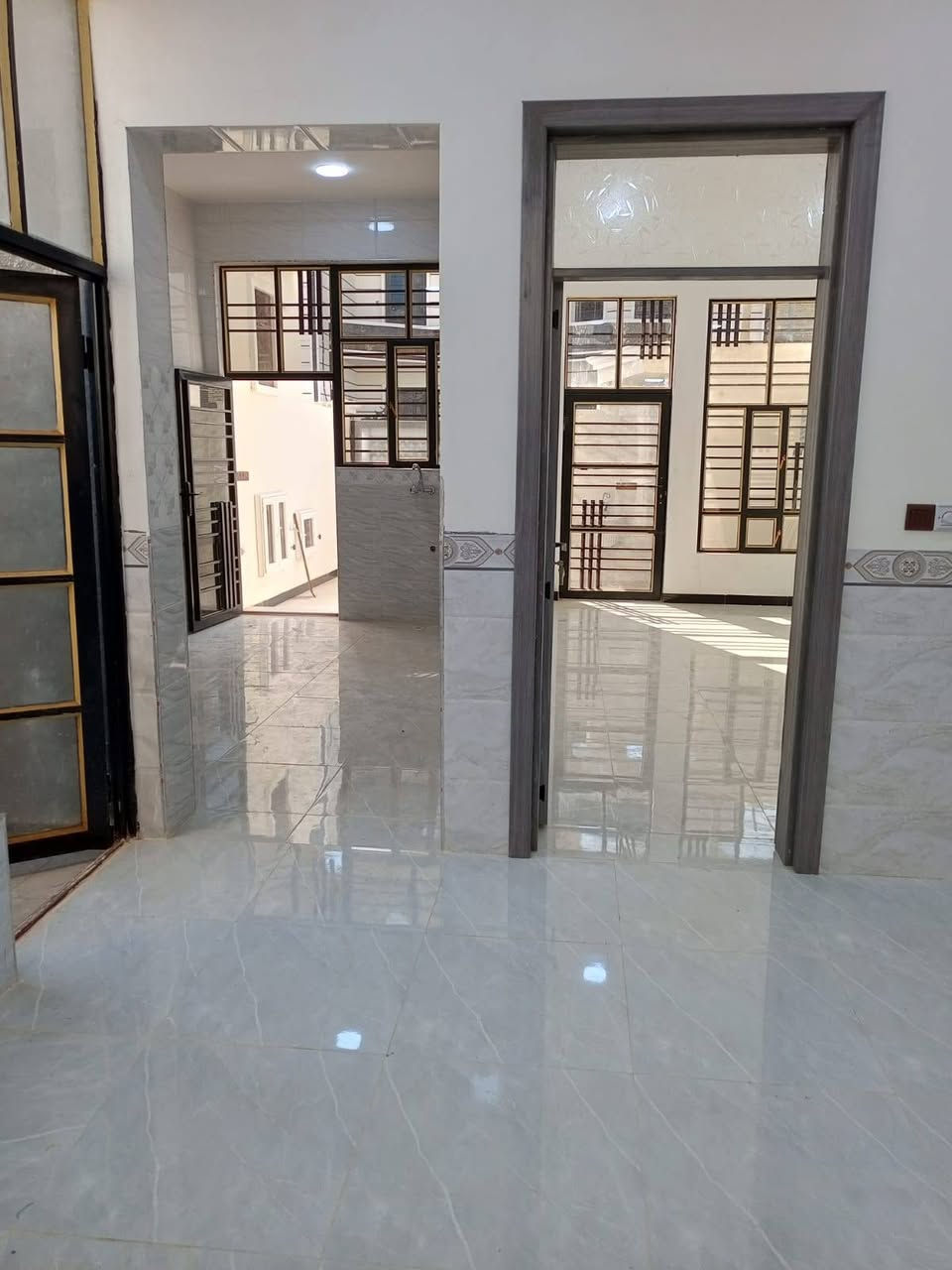 سلام عليكم دار للبيع مساحه125متر بناء حديث الموقع حي الامين قرب مجمع البرديني

يحتوي البيت
صاله
مطبخ
حولي
غرفه عدد2
صحيات عدد2
منور عدد2
للاستفسار***********
