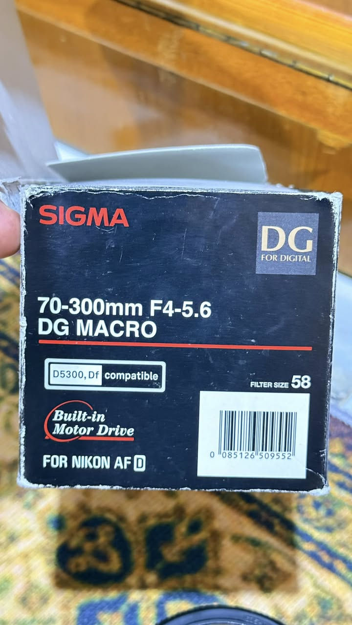 عدسة سكما نيكون ٧٠-٣٠٠ نظيفة جدا جدا استخدام شخصي ماخذها جديدة على ايدي
كارتون والهود مالتها والاغطية كاملة زلغ ما بيها 
سعرها 125 الف 
مكاني البصرة ما عندي توصيل افضل تاخذها من باب البيت واثق من سلعتي بس شركة ما عندي ادزها 
وتساب ***********
