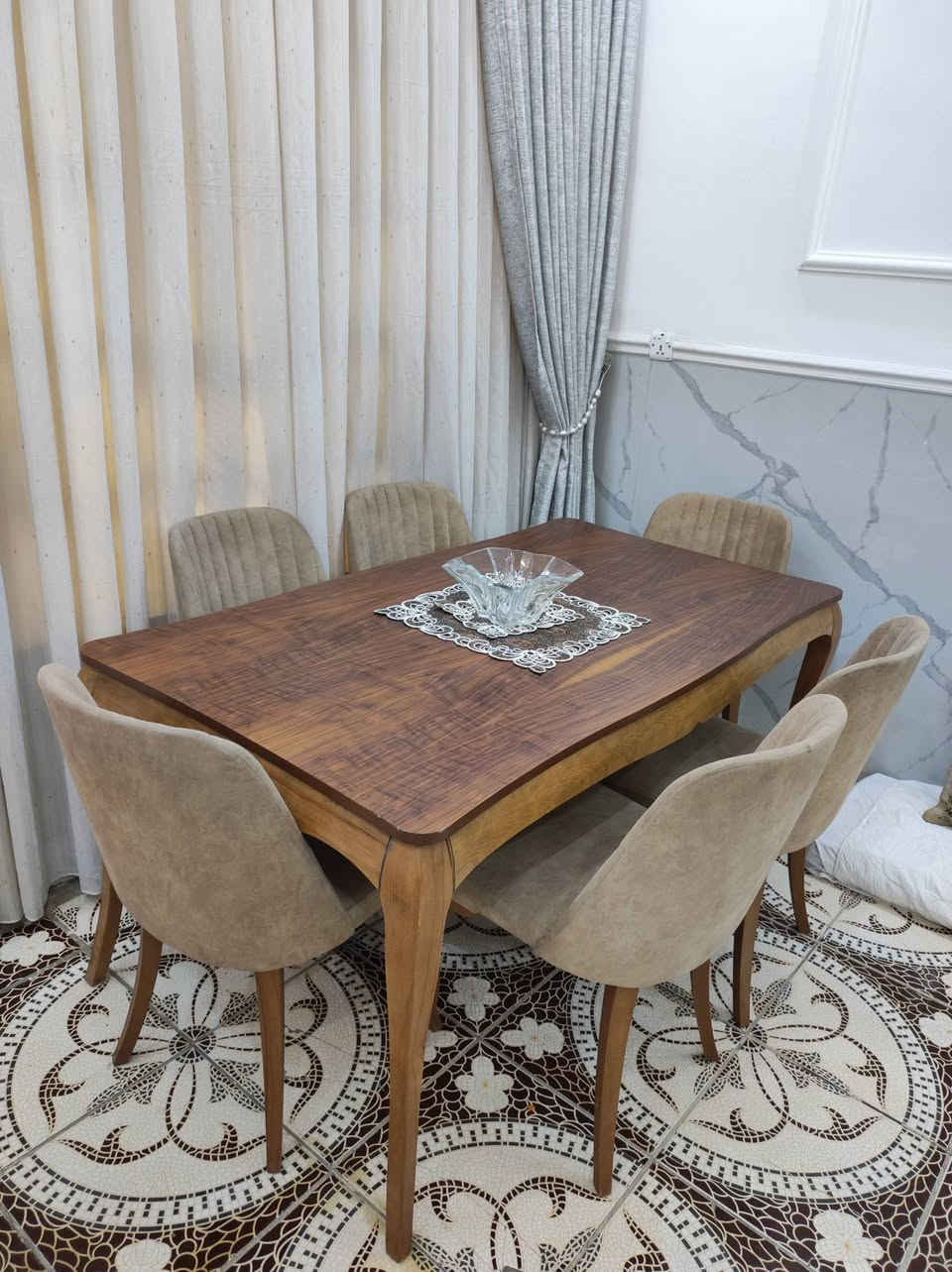 ميز طعام ٦ مقاعد نظيف جدا ..
*********** واتساب
