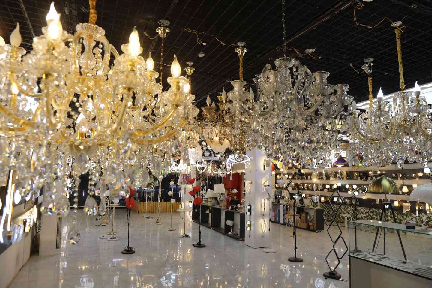 ✨ الفخامة تبدأ من هنا... والإضاءة تصنع الفرق. ✨

في عالم الكهرباء نوفر لكم أكبر تشكيلة من الثريات، الإنارات، والديكورات العصرية التي تجمع بين الجودة والأناقة لتناسب جميع الأذواق.

💎 ثريات كريستال فاخرة
💡 إنارة داخلية وخارجية بأحدث التصاميم
🏠 موديلات تناسب المنازل، الفلل، والمشاريع
⭐ جودة عالية... وأسعار منافسة

📍 زوروا معرض عالم الكهرباء واستمتعوا بتجربة تسوق تجمع بين التنوع، الجودة، والخدمة المميزة.

عالم الكهرباء... لأن بيتك يستحق أن يضيء بأجمل التفاصيل. 
***********
***********
