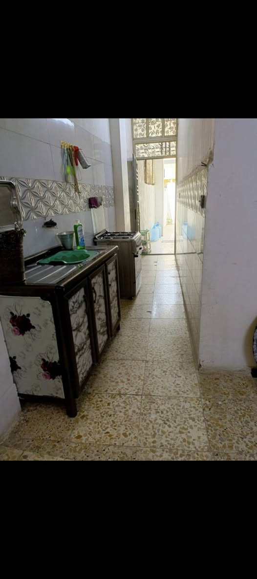 بيت مساحته 100 متر للبيع بشارع السكلات خلف مطعم اسماك عسوله للاستفسار ***********
