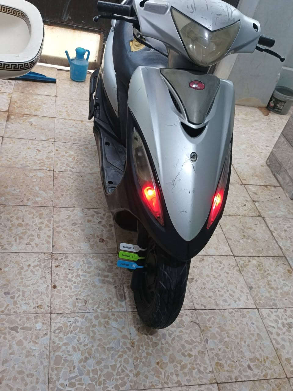 سلام عليكم دراجه كامكو جي فور للبيع دراجه نكره سلف  مكينه مامفتوحه بلاد لايت شغال عالي ناصي  سكن شغال بك لايت وره شغال بي رماش اشاير يمنه يسره وره وكدام شغالات بريك وره وكدام شغالات تايرات نضاف جدد دراجه بعدها جديد تخبل شلعه ومعدل كهربائيات شغاله كلها سعر 375وبيها مجال قليل مكاني نجف شارع جامعه الكفيل مقابيل شارع 60لاول ستفسار اكثر ***********
