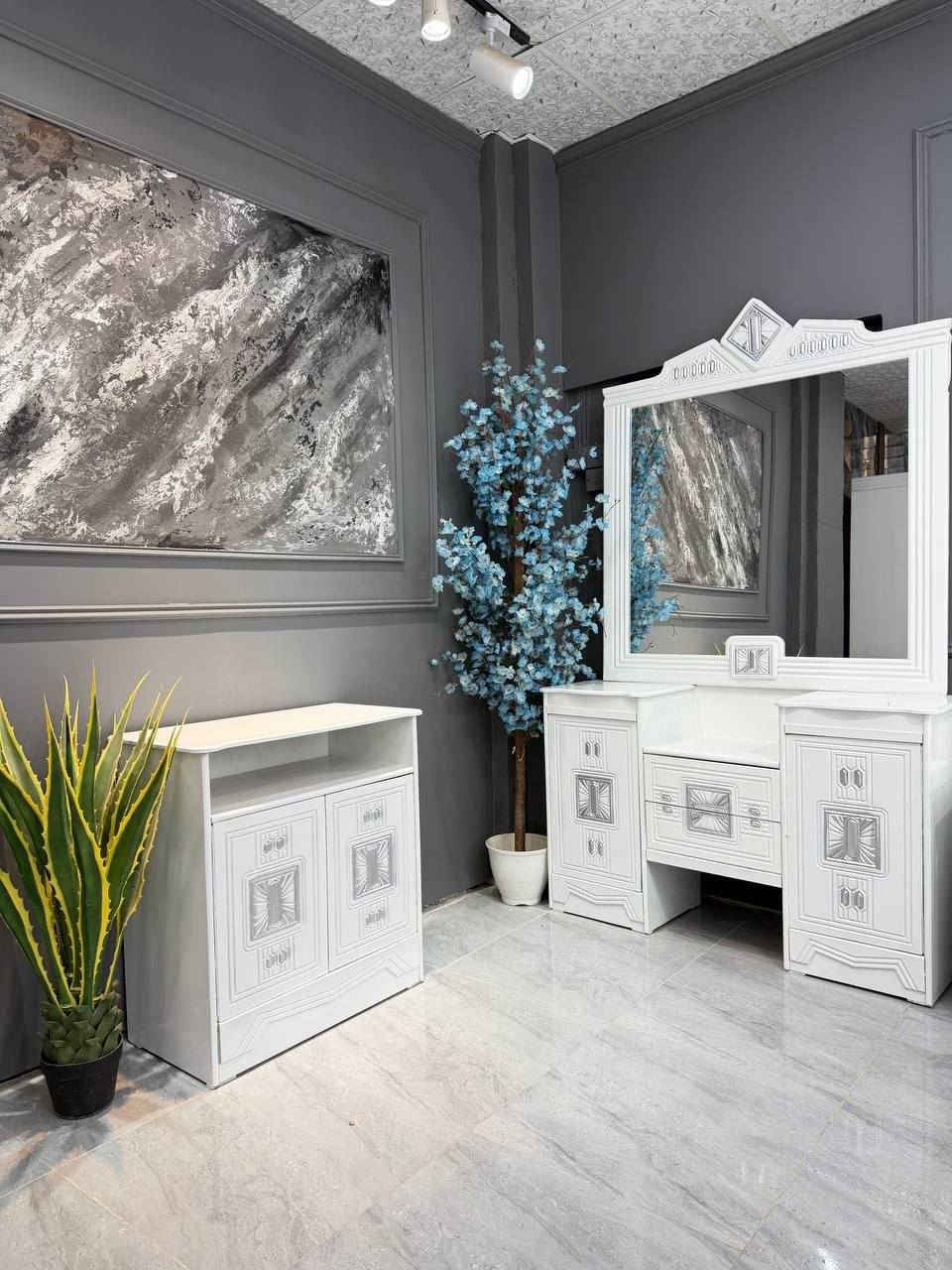 غرفة نوم (أبيض ملكي) مودرن - جديدة كرتون بسعر الجملة! ⚪️👑💎
​⭐️ للعرسان والباحثين عن التجديد! ⭐️
متوفرة حالياً غرفة نوم مودرن، تصميم حديث جداً باللون الأبيض النقي المطعم باللمسات الفضية. الغرفة جديدة كلياً (كرتون) ولم تستخدم إطلاقاً، صور المعرض للعرض فقط.
​المواصفات:
​كنتور 6 أبواب فخم بتصميم هندسي حديث ومرايا جانبية.
​جرباية (سرير) ملكي مع تاج مميز.
​ميز تواليت (تسريحة) مع مرآة كبيرة ومجرات عملية.
​كومديات عدد 2 + ملحقات كاملة.
​🔥 العرض الذهبي: الغرفة جديدة، وراح تجيك بغلافها!
🔥 السعر الكسر: 1,300,000 دينار فقط! 
​🚚 المفاجأة: السعر يشمل النقل والشد مجاناً


**إذا كنت صاحب هذا الإعلان وتريد حذفه لأي سبب، رجاءا أرسل رسالة إلى الدعم الفني**