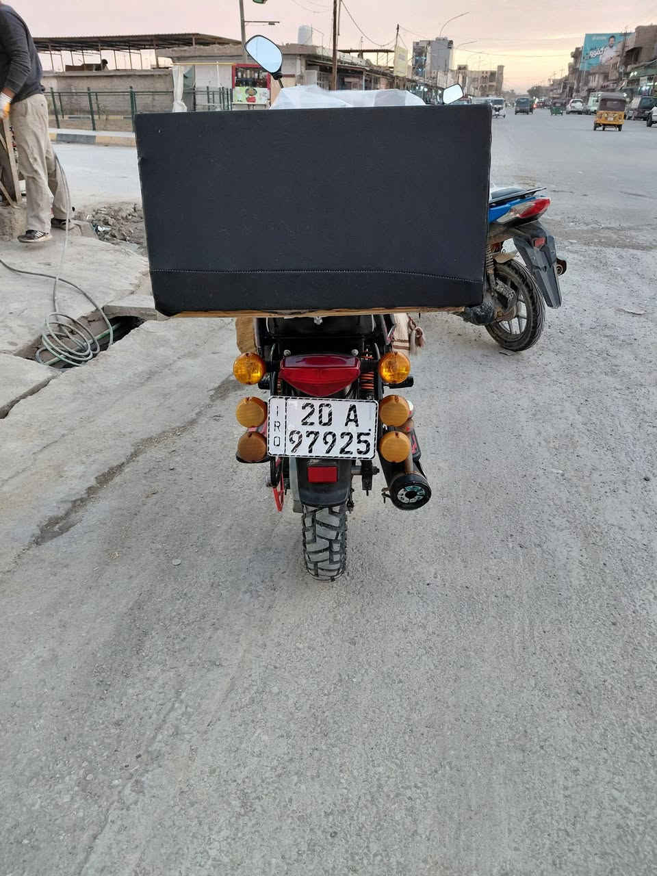 بوكسر كلاسك  موديل 2020  مرقم انكليزي باسمي دراجه مكينة مفتوحة اما باقي تفاصيل الدراجه كاملة زوج تايرات جدد  دبلات بعدهم ابلاديات كهربائيات كلهن شغالات ماشية 20 الف للعلم ممشتغله دلفري استخدام شخصي فقط ورقمتهه بيدي    رايد مراوس بدايوان  ماريد مرقم    الي يحب يراوس  هذا رقمي ***********  تحياتي  للجميع اخواني
