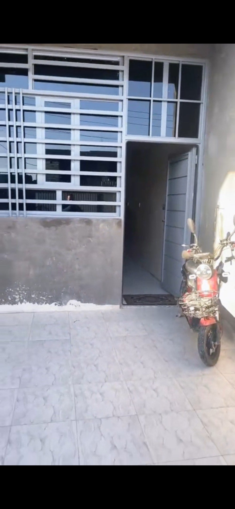  سلام عليكم بيت للبيع بناء حديث سنة 2025 بغداد المحمودية حي المهندسين الشارع الاول زراعي سند 25 اقرار محكمة مساحة 150م يحتوي الدار على مطبخ حار و بارد .. صالة استقبال غرفتين نوم صحيات خارجية وداخلية للاستفسار وتساب ***********