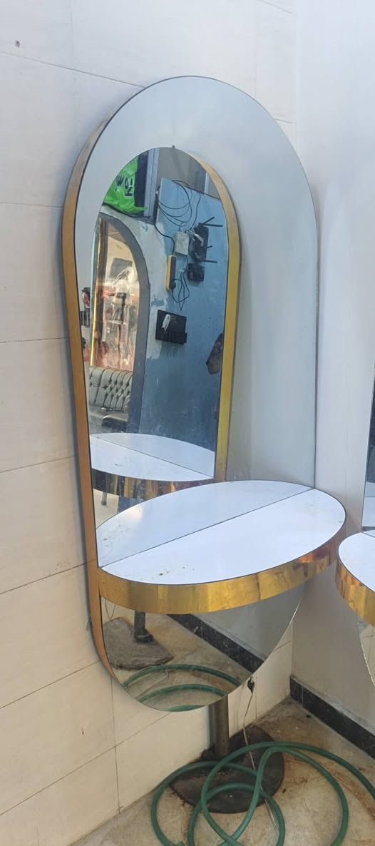 تجهيزه محل كامله عندي كراسي عدد ثنين معا تخم جلد الون اسود ٣قطع‏‪***********‬‏
