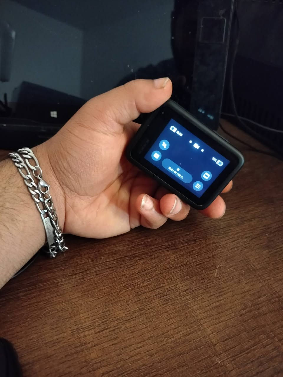 للبيع GoPro HERO13 Black
📷 الحالة: ممتازة وتعمل بكفاءة 100%.

المواصفات:

- تصوير بدقة 5.3K و 4K.
- تثبيت احترافي HyperSmooth 6.0.
- مقاومة للماء حتى 10 أمتار.
- شاشة أمامية وخلفية تعمل باللمس.
- بطارية Enduro.
- اتصال Wi-Fi وBluetooth.
- مناسبة لتصوير السفر، الدراجات، والمغامرات.

المرفقات:

- الكارتون الأصلي.
- كتالوجات الشركة الأصلية.

ملاحظة:
الكاميرا تعمل بكفاءة 100%، ويوجد فقط نقص بالغطاء الجانبي (غطاء البطارية ومنفذ الشحن).

💰 السعر: 500 ألف (قابل للتفاوض بالمعقول).

📞 للتواصل: ***********

للجادين فقط، التواصل اتصال أو مراسلة.
