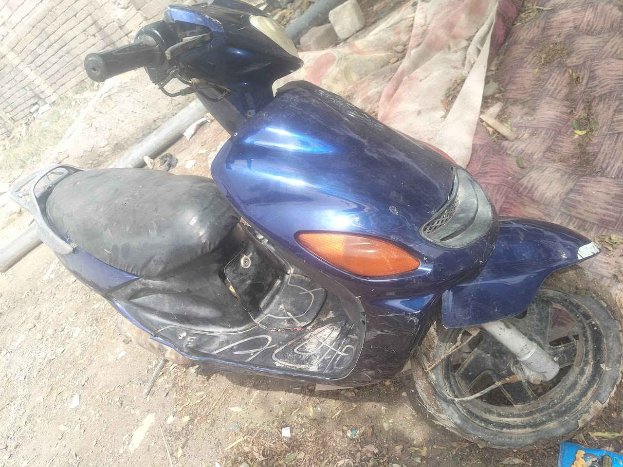 اكزز للبيع صارله يومين مجفتها اصلي بوشه وبستم  شرط شلعه قويه نضافه كدامك بصور  مكان سوق الشيوخ الاتصال ***********. سعر300بيه مجال
