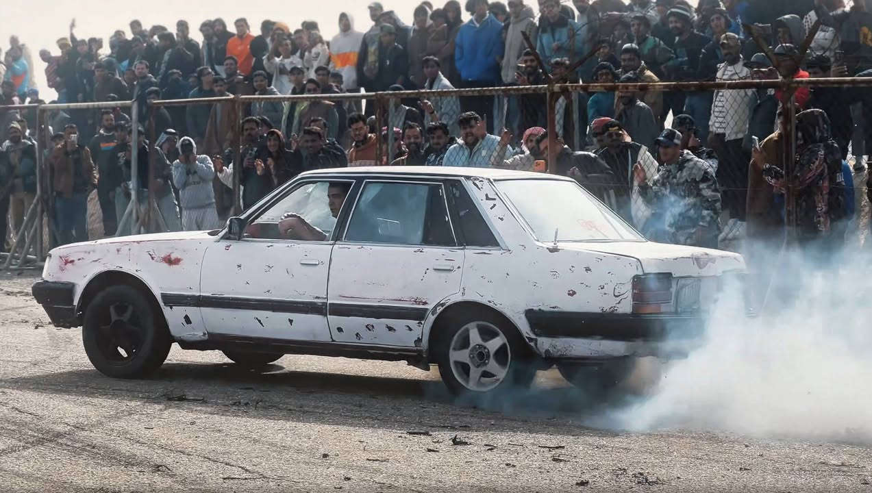 السلام عليكم شباب سيارة للبيع نيسان عله 200 L(سيارة استعراضيه فقط ) محرك وكير 3000 وارد توا شادهن عينه وصينه دبل سعر 22 بيها مجال (***********واتساب)
