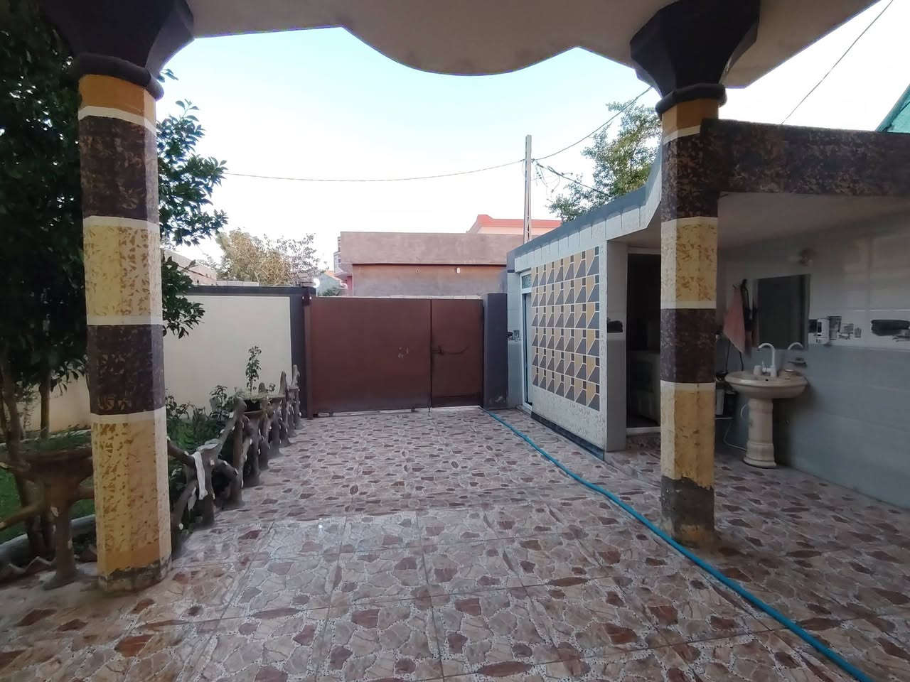 السلام عليكم يوجد بيت البيع الموقع التجنيد قرب المحطه مالت الكهرباء الجديده بينها وبين جامع تواب الرحيم المساحه 235 يحتوي على حوش كبير وحديقه و3حمامات واستقبال وصاله وغرفتين نوم وبيتونه كبيره وممشه بسد لبيت ورا البيت... البيت كله سراميك وسقوف ثانويه يوجد بيه بئر ماء ومي اساله ماناقصه اي شي السعر 75 مليون وبيه مجال قليل  الاستفسار ***********
السلام عليكم يوجد بيت البيع الموقع التجنيد قرب المحطه مالت الكهرباء الجديده بينها وبين جامع تواب الرحيم المساحه 235 يحتوي على حوش كبير وحديقه و3حمامات واستقبال وصاله وغرفتين نوم ومطبخ وبيتونه كبيره وممشه بسد لبيت ورا البيت... البيت كله سراميك وسقوف ثانويه يوجد بيه بئر ماء ومي اساله ماناقصه اي شي السعر 75 مليون وبيه مجال قليل  الاستفسار ***********

