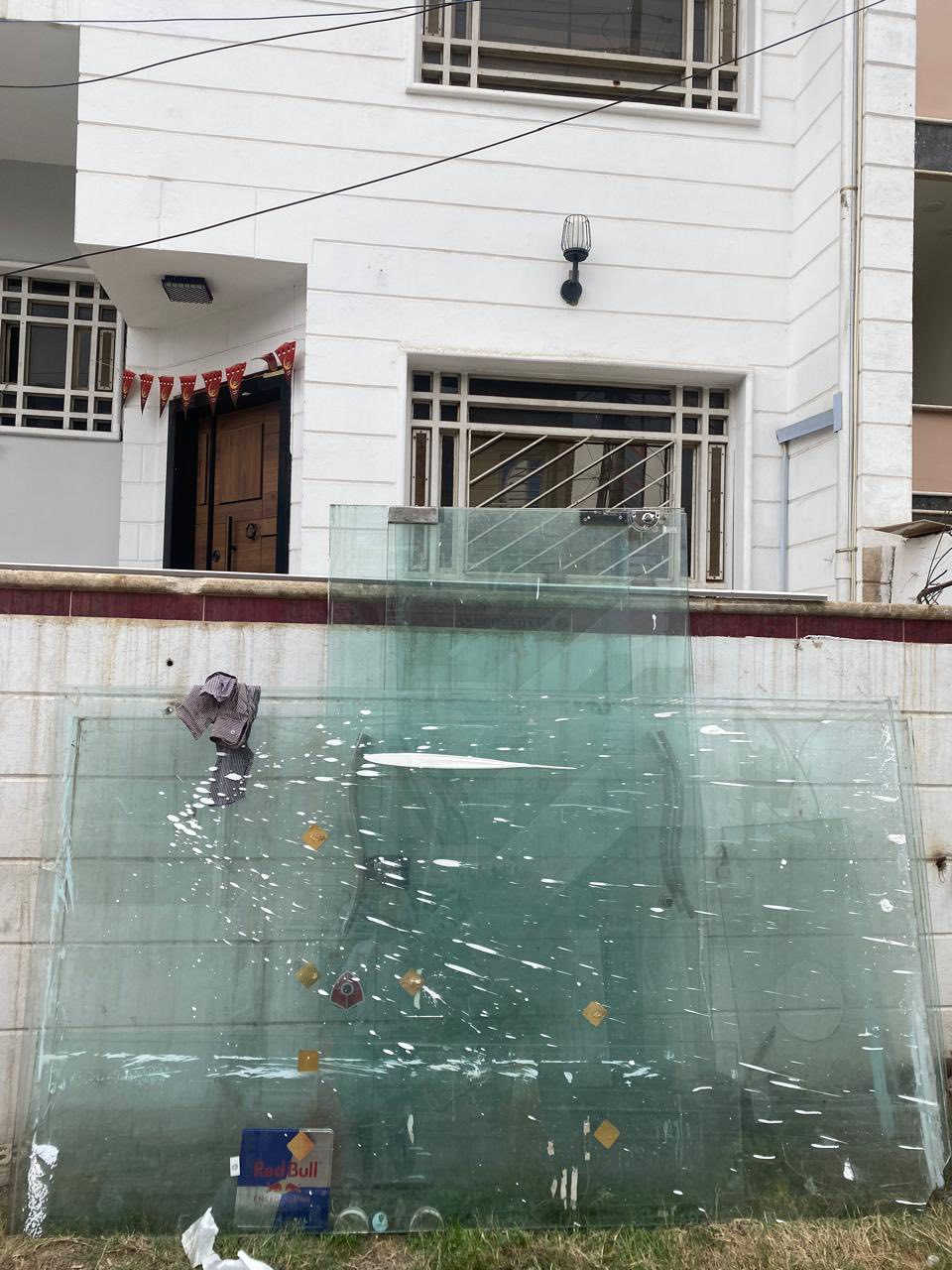 السلام عليكم  
واجهة محل قياس ٦ متر بيها ٣ بيبان 
نظيفة جدا قيم واخذ 
للتواصل وتساب ***********
