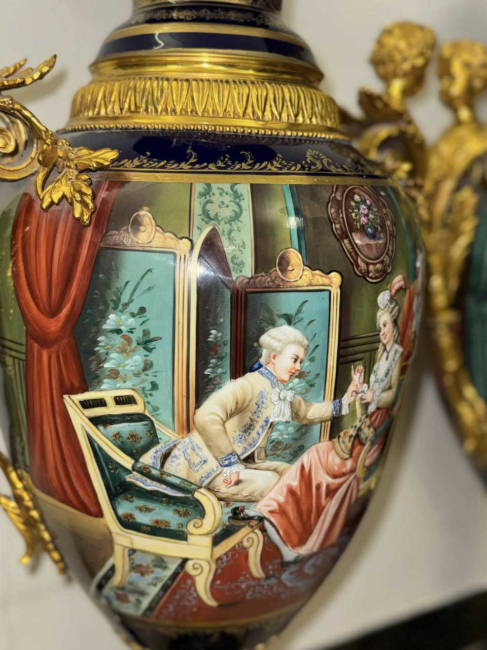 زوج فازات ملكية انتيك ماركة سيڤر (فرنسي اصلي) صنع بالقرن التاسع عشر مصنوعة يدويا من البورسلاين والبرونز رسم يدوي محلى بالذهب اليدوي البارز موقع ومختوم رسم من الجانبين حجم كبير ارتفاع متر و8 سنتم 
الي يعرف بهيج سلع يعرف قيمتها للعلم سبق وان نشرتهم قبل يومين للتقيم فقط بدون ذكر السعر لكن الناس تحب تستفيد وتكسر بحاجات الغير "وَلَا تَبْخَسُوا النَّاسَ أَشْيَاءَهُمْ" الميعرف سعرهم رجاءاً ليقيم سعر من يمه
مكاني بغداد 
لمعرفة السعر التواصل خاص


**إذا كنت صاحب هذا الإعلان وتريد حذفه لأي سبب، رجاءا أرسل رسالة إلى الدعم الفني**