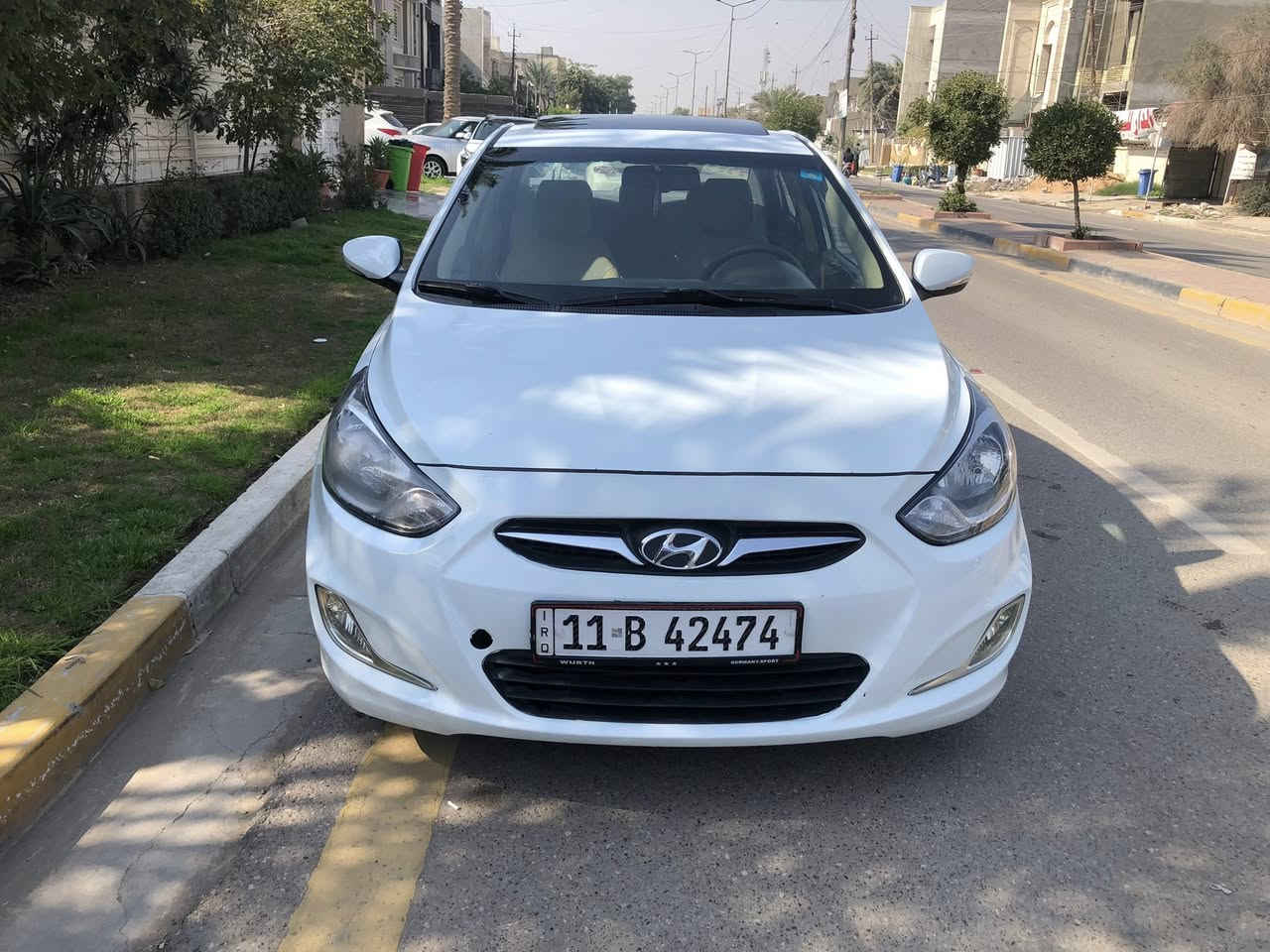 السلام عليكم للبيع ...هونداي اكسنت خليجي بلو موديل 2012  ماشيه 92 الف km جرس 120 يشتغل محرك 1600 دوش سلايت رووف تحكمات شاشه كامرة خلفيه 5 تجاوي ويل كب تحكم ستيرن كير ومحرك مكفولات السياره 
بيها صبغ جاملغ امامي وباب الصدر  وباب خلف السائق مو حادث اثر طخة بسيطه السياره باسمي الرقم الدولي هزه جديدة

 مكان السيارة بغداد حي العدل 
 السعر 94 ورقه وبيها مجال معقول

 السياره حلوة وناعمه وسعرها حلو وبالعافيه الياخذها منظومة تبريد جديده  وتحياتي للجميع
للاتصال ***********
