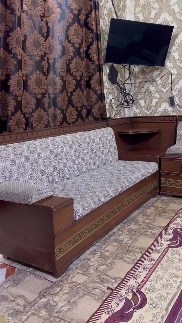 سلام عليكم ديوان شرقي نضيف الاصلي الديوان 16متر سفنج البغلي خشب صاج سعره مليونين وبي مجال بصيط في البصره المعقل ***********
