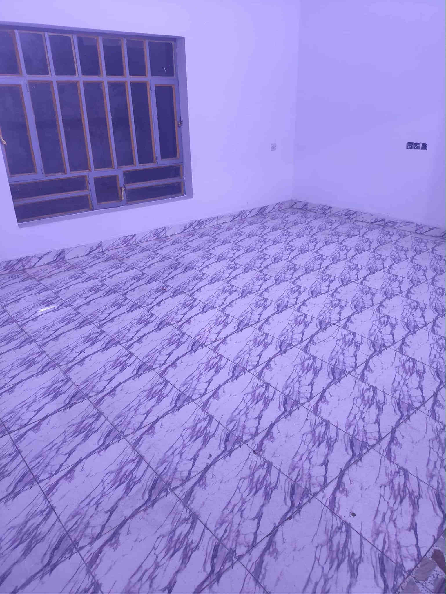 بيت المساحة ٤٥٠ م طابقين الطابق الثاني متأجر البيت معزول الطابق الأول فارغ يحتوي على غرفتين وصالة و ديوانية و مطبخ و صحيات داخلية و خارجية و كراج إيجاره ٥٠٠ الف وبيها مجال العنوان شارع ٤٠ قرب مأكولات الشام التواصل على الرقم ***********
