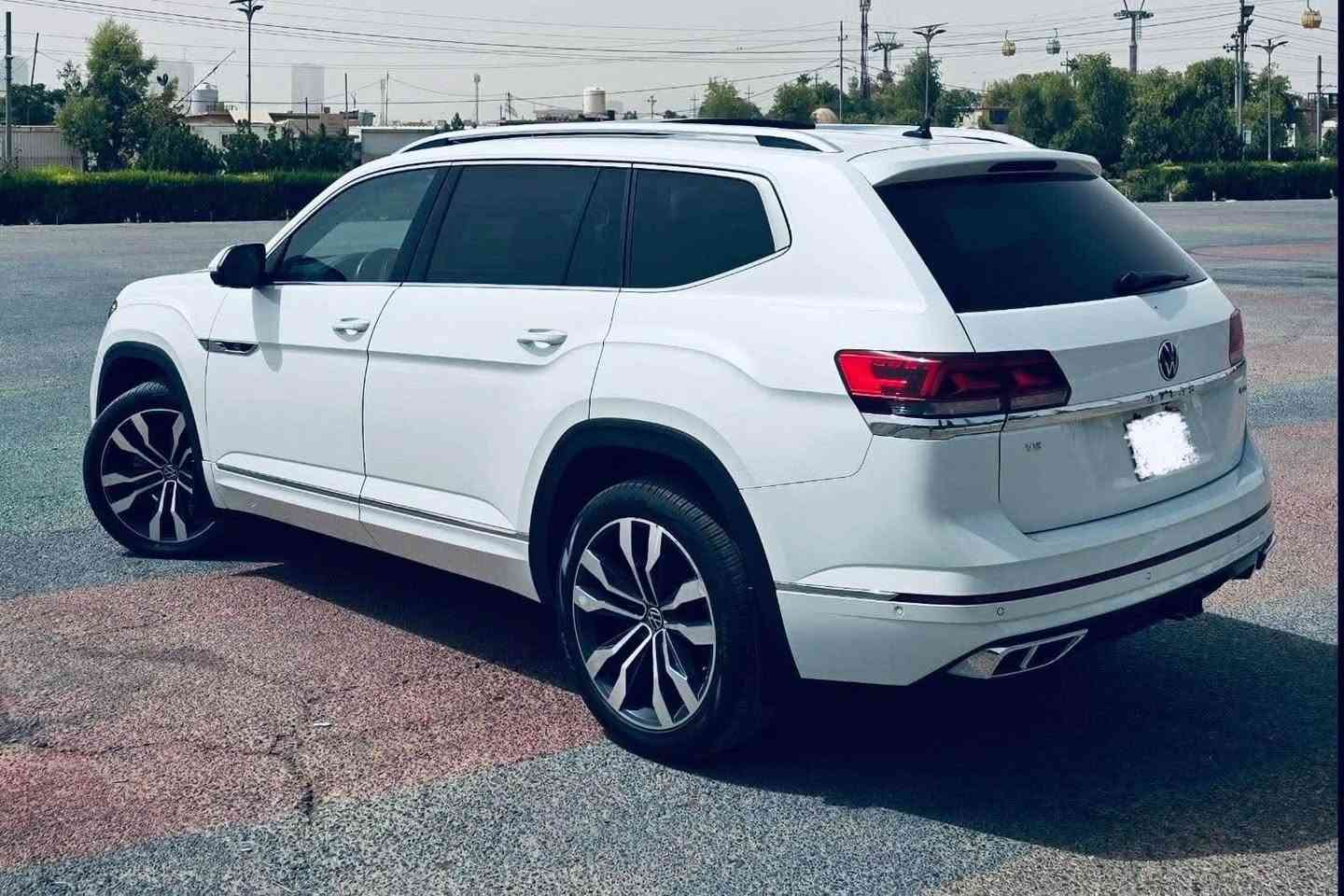اللون : .اطلس فاملي ابيض لؤلؤي .2021
‏  V6 Se R-Line.4Motic 
المواصفات فول فول/1/1/أعلى فئة 
عداد المسافة : 90  ميل
حجم المحرك : 3.6( 6 سلندر )
السعر : 255$ بى مجال
المواصفات
دة بل اكسل : AWD  بردات ابواب
داخل اسود بيلادي فتحه سقف بانورما
ابواب بصمة بصمة تشغيل تشغيل عن بعد : REMOTE START
مرايا شفط كهربائي+إنارة 
سستم سماعات : FENDER شحن وايرليس
اوتو هولد : AUTO HOLD
اوتو ستارت : AUTO STARD
صندوق شفط كهربائي
 شاشة دشبول 
اوتو هولد
اوتو ستارت
اوتو بارك : AUTO PARK
اوتو ستوب : AUTO STOP
نظام : GPS
نظام : ECO
نظام : NORMAL
نظام : SPORT
نظام : SNOW
نظام
‏OFFROAD
نظام OFFR.CUSTOM
كشنات : ثلاث مقعد
كشنات جلد
كشنات جلد تدفئة+تبريد +خزن+ميموري
كاميرة " 360
كاميره امامي
كاميره خلفي
هاند بريك بصمة
رادار 360
رادار امامي ( تحديد مسار )
رادار جانبي ( نقاط عمياء )
رادار خلفي ( التحذير من الاصطدام )
حساسات 360
1.حساسات امامي
2.حساسات جانبي
3.احساسات خلفي
تحكم اسيرين استيرن تدفئة تبريد المس تبريد مركزي
لايتات LED زينون متحرك بيلادي بكلايتات LED بيلادي
ويل ابيض حجم 20
السياره صبغ بيها جاملغ وبنيد خمس اصابيع من باب جهة سكن 

 مكان السيارة موصل  رقم وتساب 
*********** اسيا
*********** اسيا
 *********** كورك
رقم شاصي
1v2rr2ca44mc530617 موصل, نينوى
