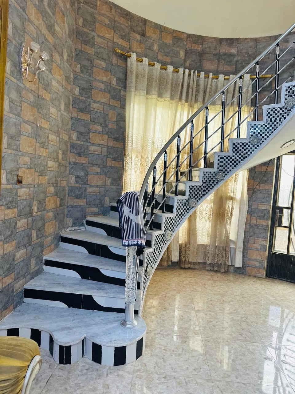 السلام عليكم (بيت للبيع مساحه بناء البيت 335  طابو سند 25 وطارمه مع الممرات 350 متر   وكراج كبير للسياره بناء حديث 2020 صب  كونكريت  رفت درجه اولى يحتوي على مطبخ وصاله و3غرف نوم واستقبال وصحيات خارجيه وداخليه وبيتونه كبيره 

(ملاحظه)
 
البيت وياه مشتمل صغير يحتوي على مطبخ وصاله وغرفه وصحيات )
اضافه الى دونم مع البيت  ارض زراعيه  
 المكان مدينه القاسم  شارع الطابو  قريب على مدرسه الشهيد 
المنتضر
  السعر 150 وبي مجال للشراي 

للاستفسار *********** اتصل وبيك خير وتدلل
