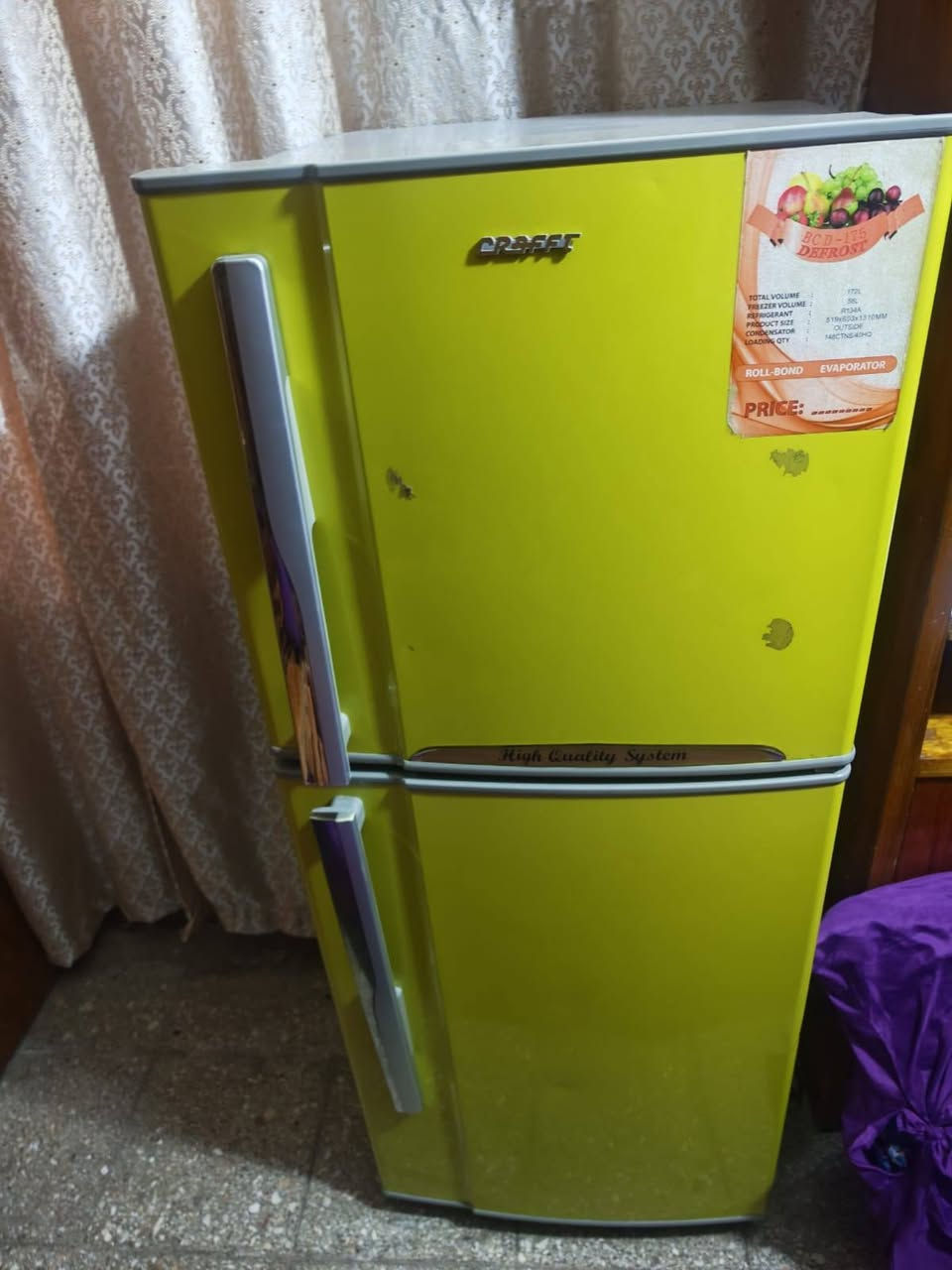 ثلاجه للبيع نضيفه وشغاله بس ليك ومسوينه استفسار***********
