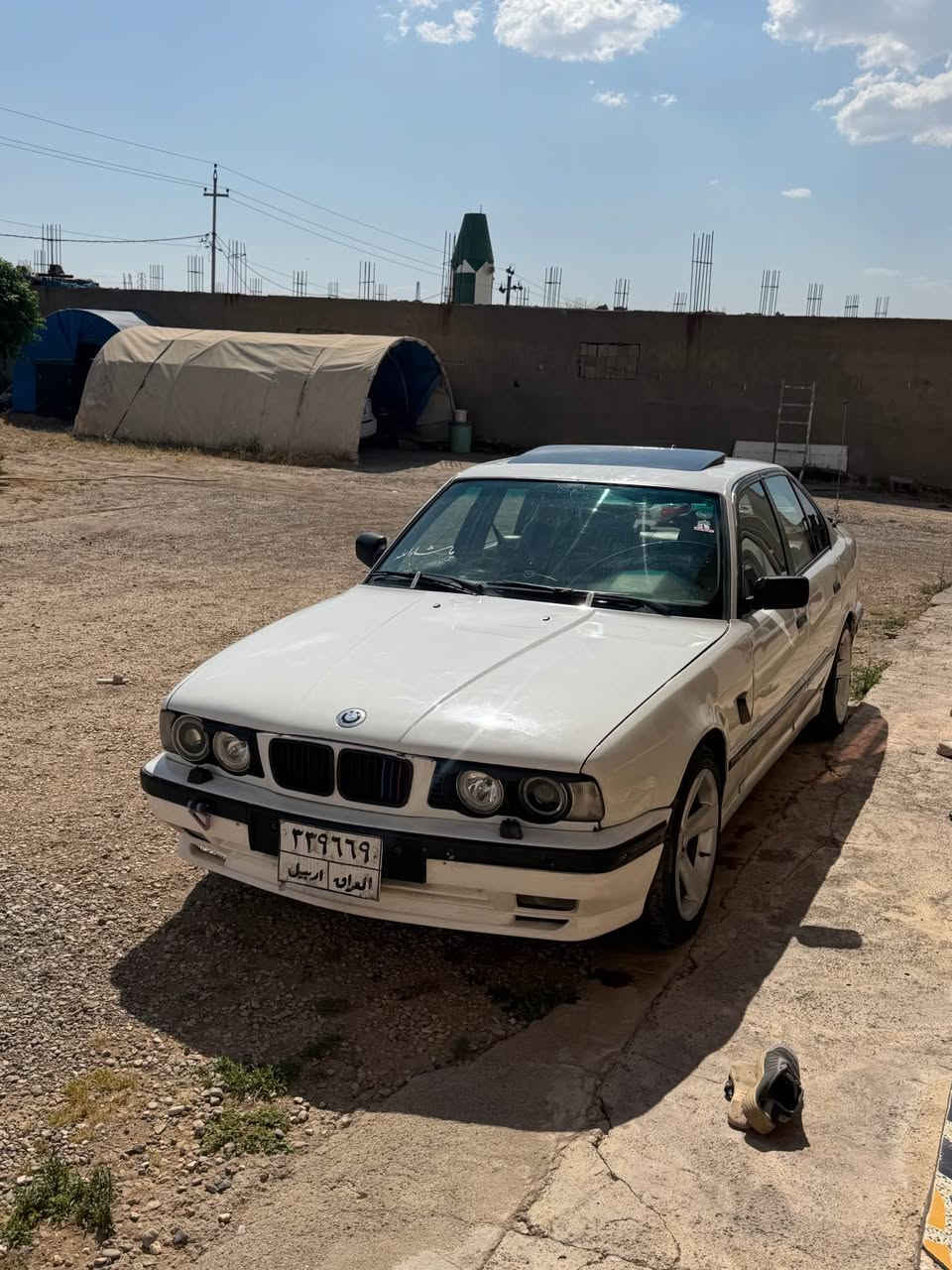 بيئم موديل 1990 گيرو مه كينه بي عيبه بس يك توز له زخت بوخاره كي هه يه زور كم سرف ده مات به عام بو بيئم سرفه كي هه ر هه يه سياره كي خاوينو جوان ريك ناو غرفه ي جوانه ته بريده كوبليسه ري تيك جوه ره قم هه وليره به شرتي تحويل 3 وه ره قه عرامه ي له سه ره سبغ عام نيه به عام ده فروشم دحميكي خه فيفي لاي دينكه ي سكني هه يه خوي له شتي دايه ته نيشتي بيشو بشتي كبسه سيلايده سعري 35 مه جاليكي زور كه م واتساب *********** 
كورك *********** 
شوين هه ولير أربيل, العراق
