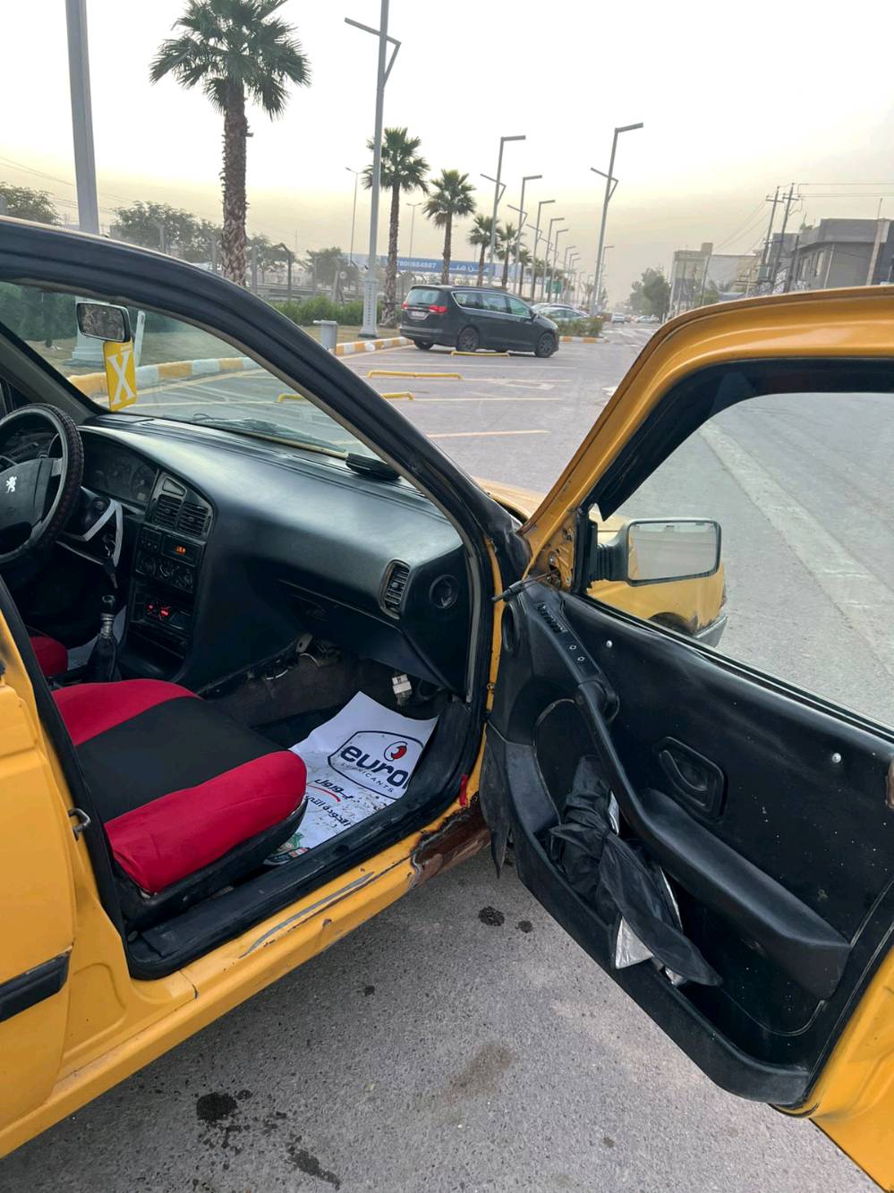 سيارة بيجو قديمة لونها أصفر، مناسبة للمشاوير داخل المدينة. الداخلية نظيفة والمقاعد مغطاة، وتوجد بعض الخدوش على الهيكل الخارجي. البيع لأعلى سعر ومكان السيارة ببغداد.