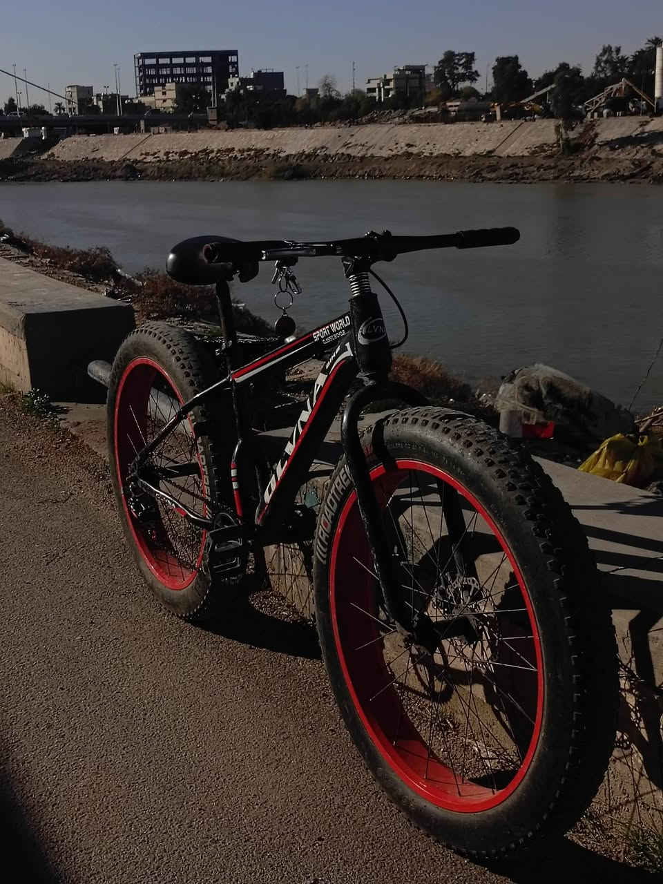 بايسكل ماركة OLVNA
البايسكل نوع دبابه حجم 26 
ناقصه بس سيم مال عكرب وكير العكرب موجود 
البايسكل ما مستخدم هواي 
سعر البايسكل 110 وبي مجال للشراي 
رجائاً لا تكسرون بسعر البايسكل 

متواجد ماسنجر 
واتساب الرقم ***********
