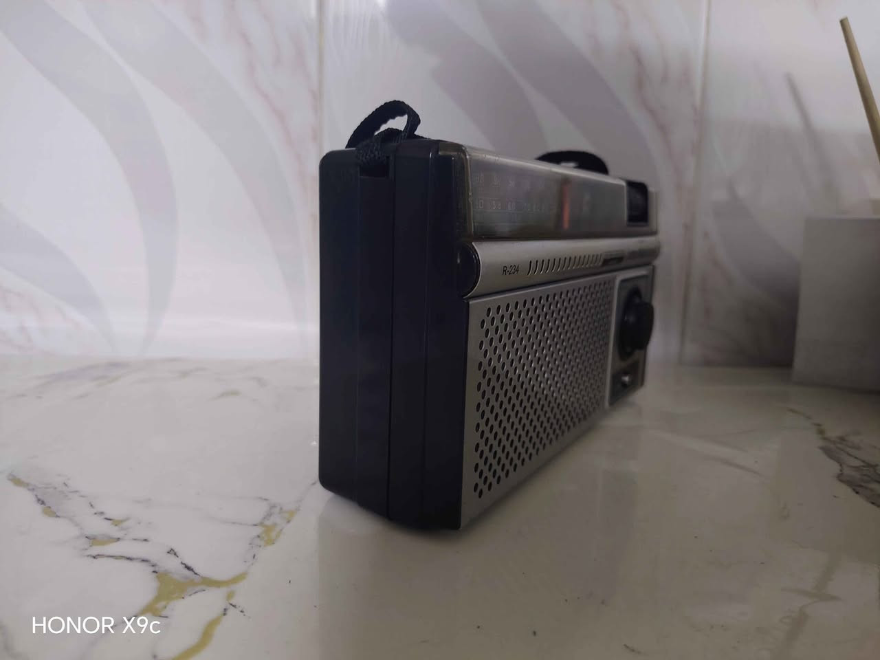 راديو قديم تحفه شغال بشرط بي اف ام للبيع سعر 20 الف الشراي يخابر او يراسل *********** كركوك, العراق
