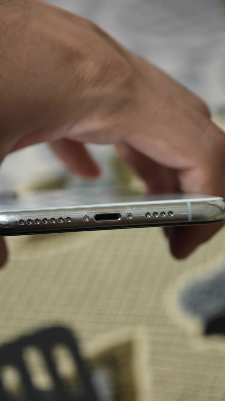 Xs max
آيفون مستعمل نظيف جداً
-ذاكره 256
-لون ابيض 🤍
-البطاريه الأصلية ما مبدله نسبتها 77%
-الجهاز لم يسبق فتحه أو تصليحه
-كلشي شغال مَا مبدل بيه اي شي ولا مفتوح وكاله.. 
🔴 لا يوجد ملحقااات -
هَذا رقمي ☎️ : ***********-
