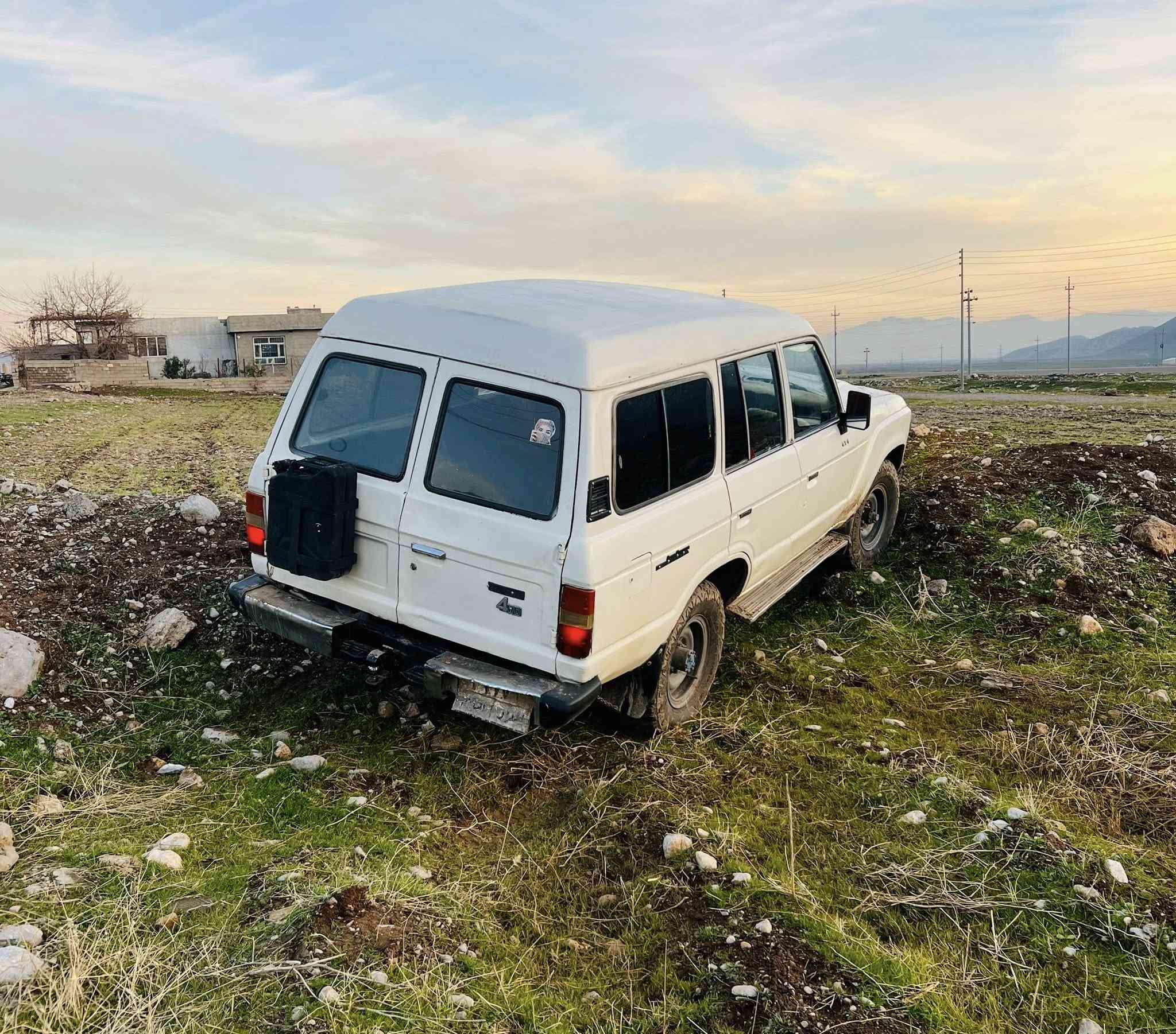 لاندگرۆزەر (ئاڕم سلێمانی) (1986) مەکینە (2F) چوار چراسەقف بەرز دەبڵ  ئەکسلو گێڕو مەکینەی بەشەرت هەڵمیشی نیە بوخارو سەرفو هەموشتی بەشەرت دەبڵ ئەکسلی قورسو سوک مەزبوتە بەشەرتی فیتەر وەک مقەس ئەیبرێ چوارتایەی جەبەلی لەژێرە بیلاد پاوەر بێ لێدران بێ سبوغ سبوغی بیلادیە ناو گاعی ناوی زۆر جوانەو دەشبوڵی نەتەقیوە فڵچەوتەنزیلو هۆڕنو لایتی پێشو پشتی هەموی ئیشەکاگەرمی و هەموشتی مەزبوتەبرێکیشی ئیشەکات  ڕۆنی مەکینەو ئەکسلی تازەگۆڕاوە سعری(23)گەڵاو معامەلە ژم.***********
