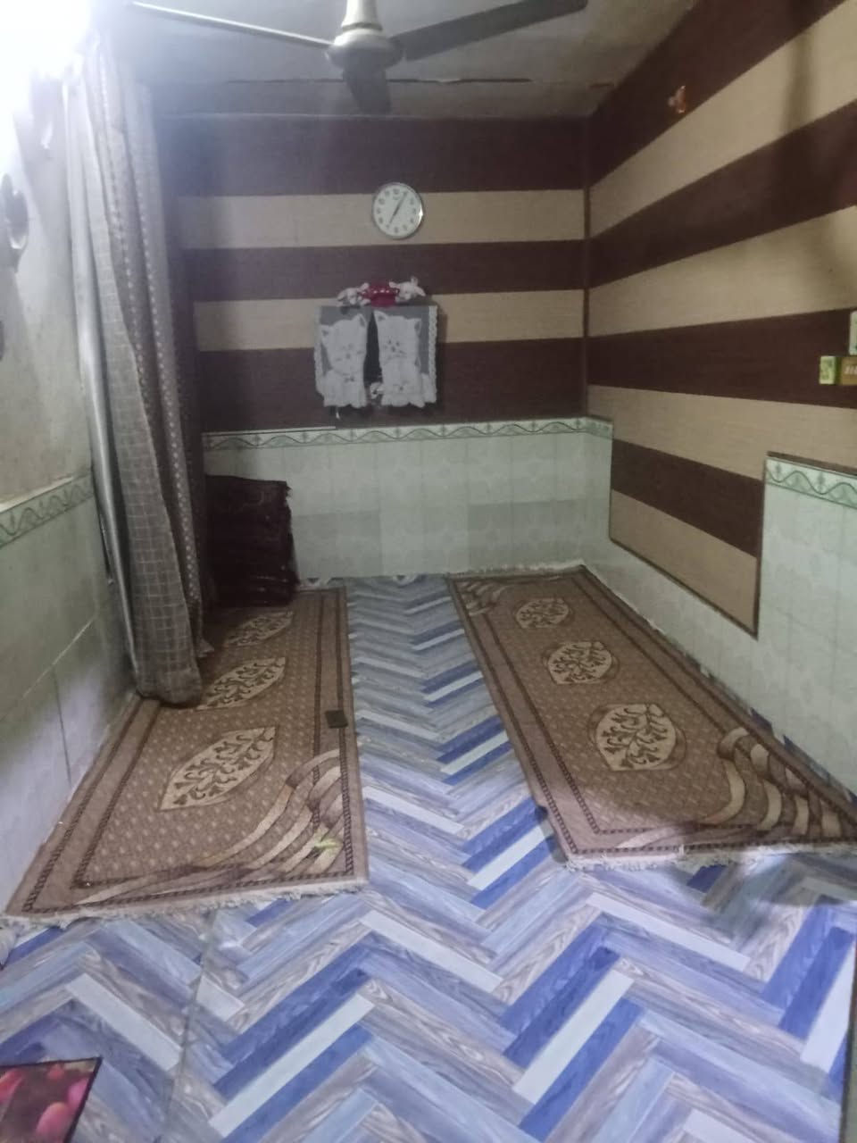 السلام عليكم..الموقع دوانيه التئميم الثانيه.نوع العقار طابو صرف
المساحه.200.ركن عله شارعين 
طابقين ...الطابق الارضي غرفتين وبراني وهول وستقبال ومطبغ..ومجمع صحيات خارجيه وداخليه
والطابق الثاني ..ثلاث غرف وهول..ومجمع صحيات. معزول عن الطابق الاول مشتمل.ه...الرقم ***********...***********....
