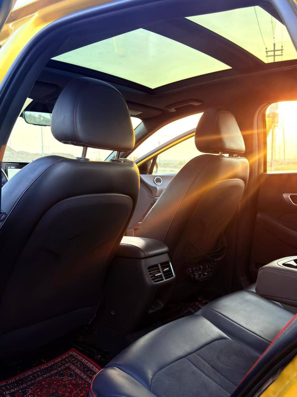 السلام عليكم سوناتا 2020 للبيع
اللون: ذهبي ✨

محرك: 1.6 لتر تيربو (4 سلندر

 الأداء والاستهلاك:
 • تسارع جيد وسحب ناعم
 • اقتصادية بالوقود (حوالي 27–36 MPG)  
 • قيادة مريحة وثابتة

المواصفات الداخلية:
 • شاشة وسطية كبيرة
 • Apple CarPlay + Android Auto
 • تشغيل بصمة 
 • مكيف أوتوماتيك بارد ❄️
 • تحكم بالمقود (ستيرن)
 • تدفئة مقاعد و تحكم مناخ منفصل للتدفئة و التبريد
.

🚘 المواصفات الخارجية:
 • تصميم حديث وشبابي
 • إنارة LED أمامية وخلفية
 • شكل رياضية
 • كاميرا خلفية
 • حساسات

الأمان:
 • نظام مانع الانزلاق
 • نظام ثبات إلكتروني
 • تحذير تصادم
 • حساسات نقاط عمياء
الضرر:
حادث ضرر من امريكا باببين تبديل وشويه تعديل بجاملغ الخلفي  صور حادث موجوده وسونار موجود 
السعر 159 وبيها مجال 
الشراي للاتصال فقط 
رقم : ***********
